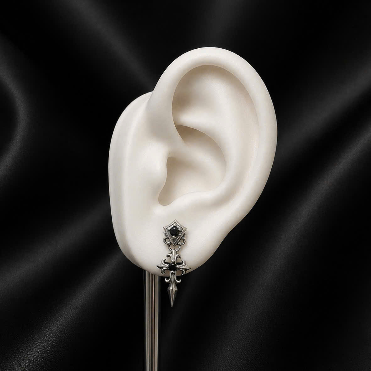 khuyên kiểu hình thánh giá chrome heart thân mảnh đính kim cương đen._thumbnail_2