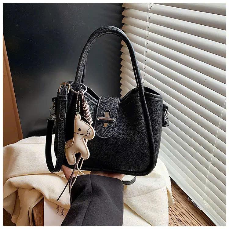 Túi Xách Nữ Cunbag Đeo Chéo Công Sở Cao Cấp Túi Xách Tay Da Vân Hạt Phối Charm Ngựa Pony Style CUN779_thumbnail_2