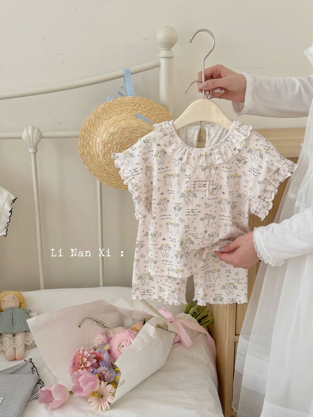 V32 - Set thun cộc tay hoạ tiết thiên thần màu kem hãng Linanxi