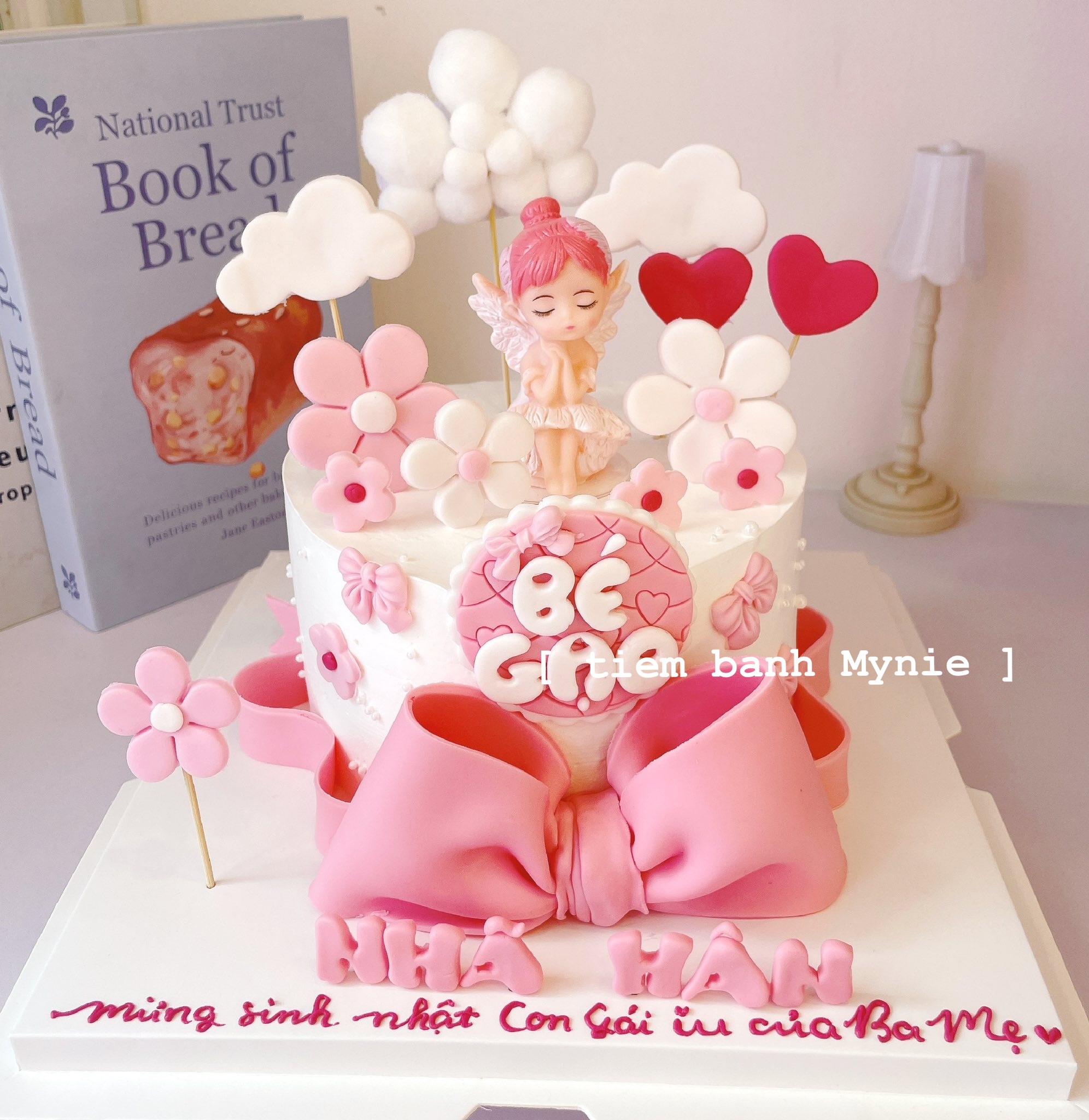 Bánh cho bé gái tone hồng