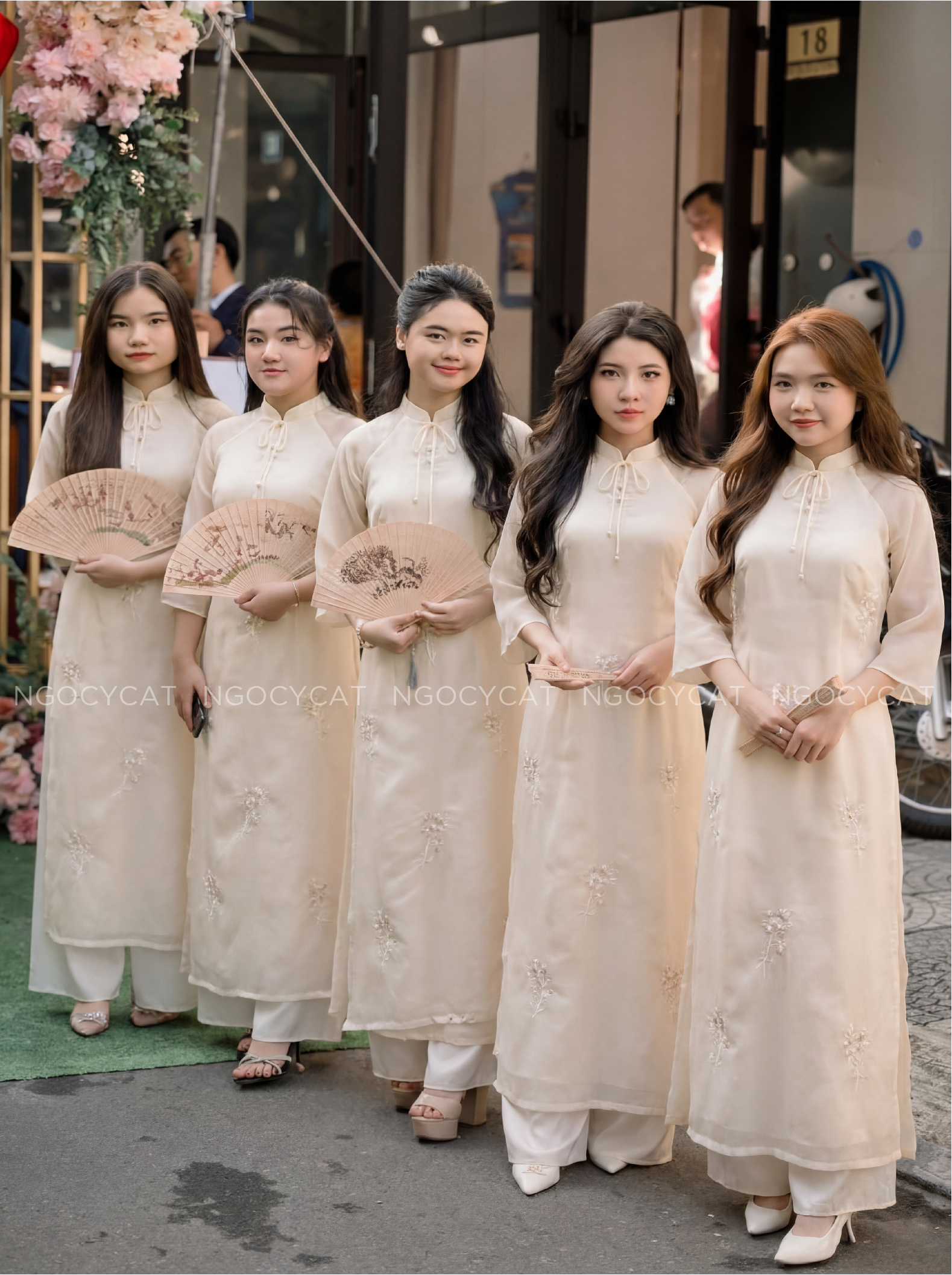 Áo Dài Bưng Quả Màu Be Nơ Hoa Baby _thumbnail_1
