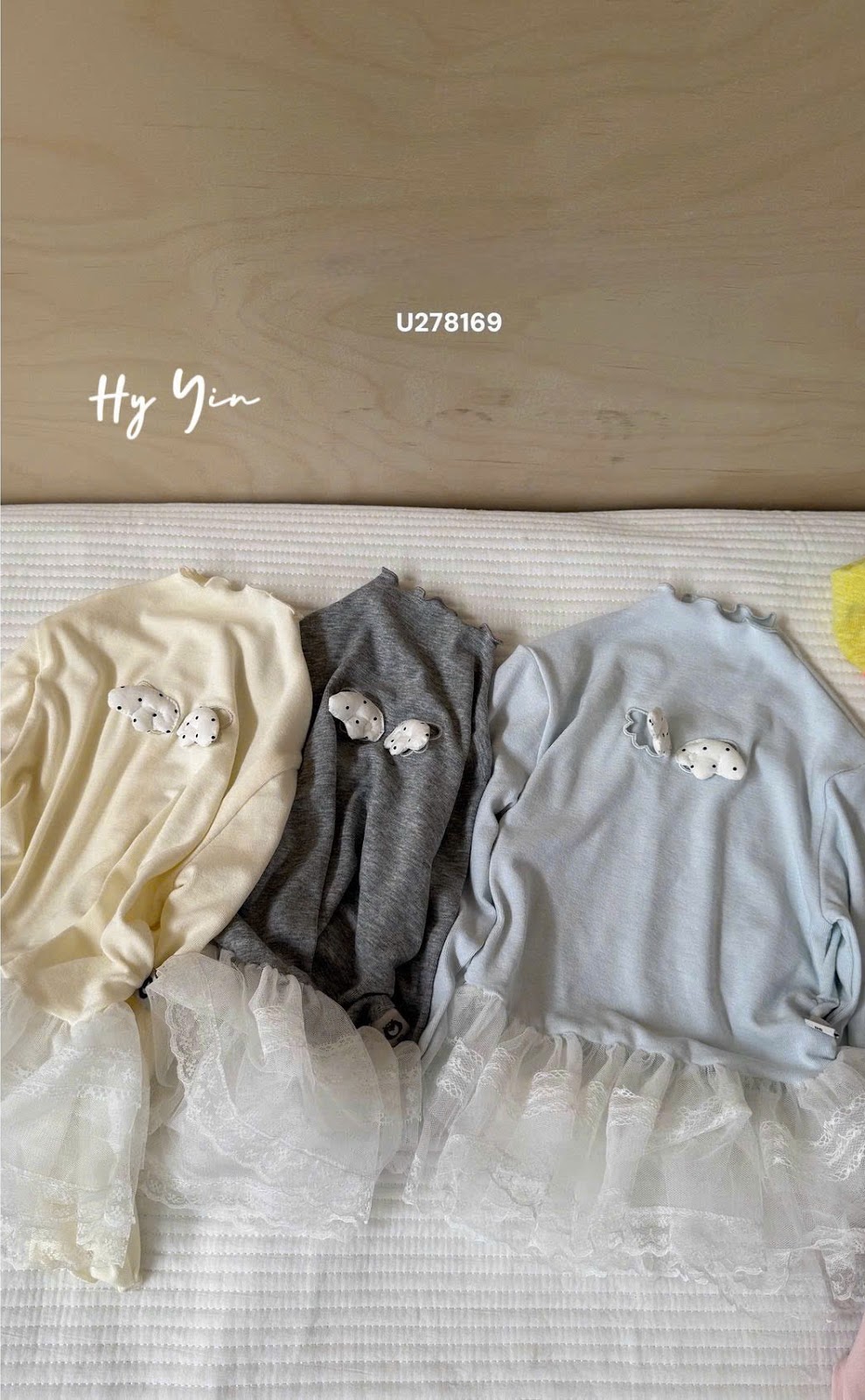 UC68 - Áo dài tay cổ cao phối tùng voan ren đính nơ màu kem hãng UCEE 278169 (Sz90-130)_thumbnail_0