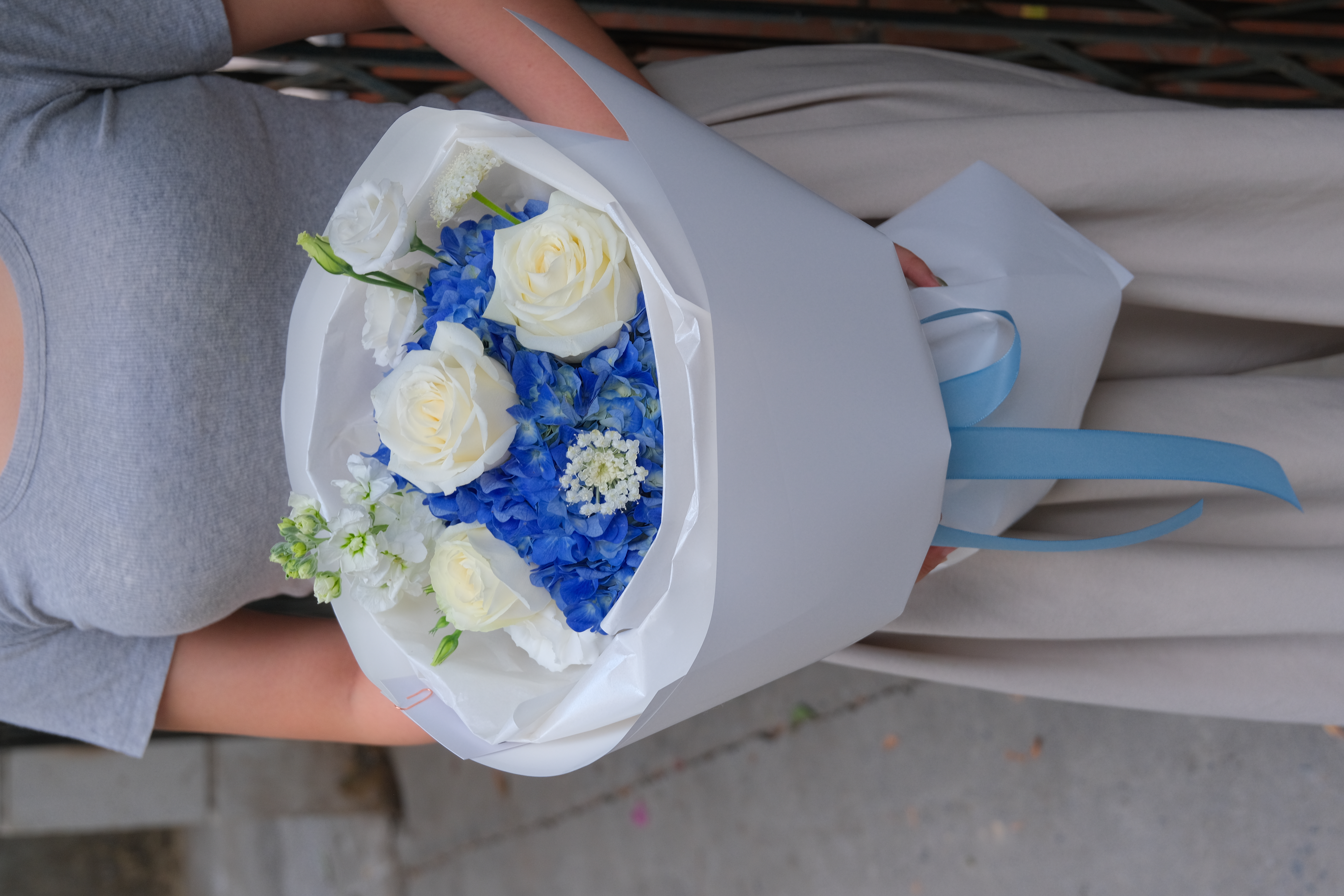 Bó tú cầu xanh Blue mix hoa trắng