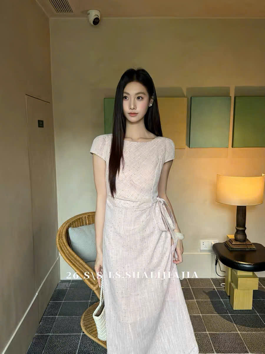 Lucas - Váy cổ tròn cộc tay dáng dài xếp ly buộc nơ lệch 1 bên eo SHALIJIA_thumbnail_1