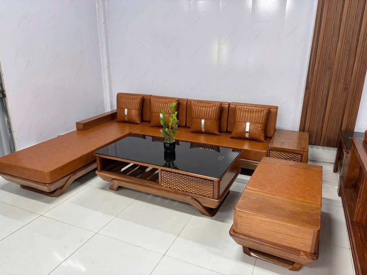 Sofa góc L vế phải chân thuyền màu đỏ sậm