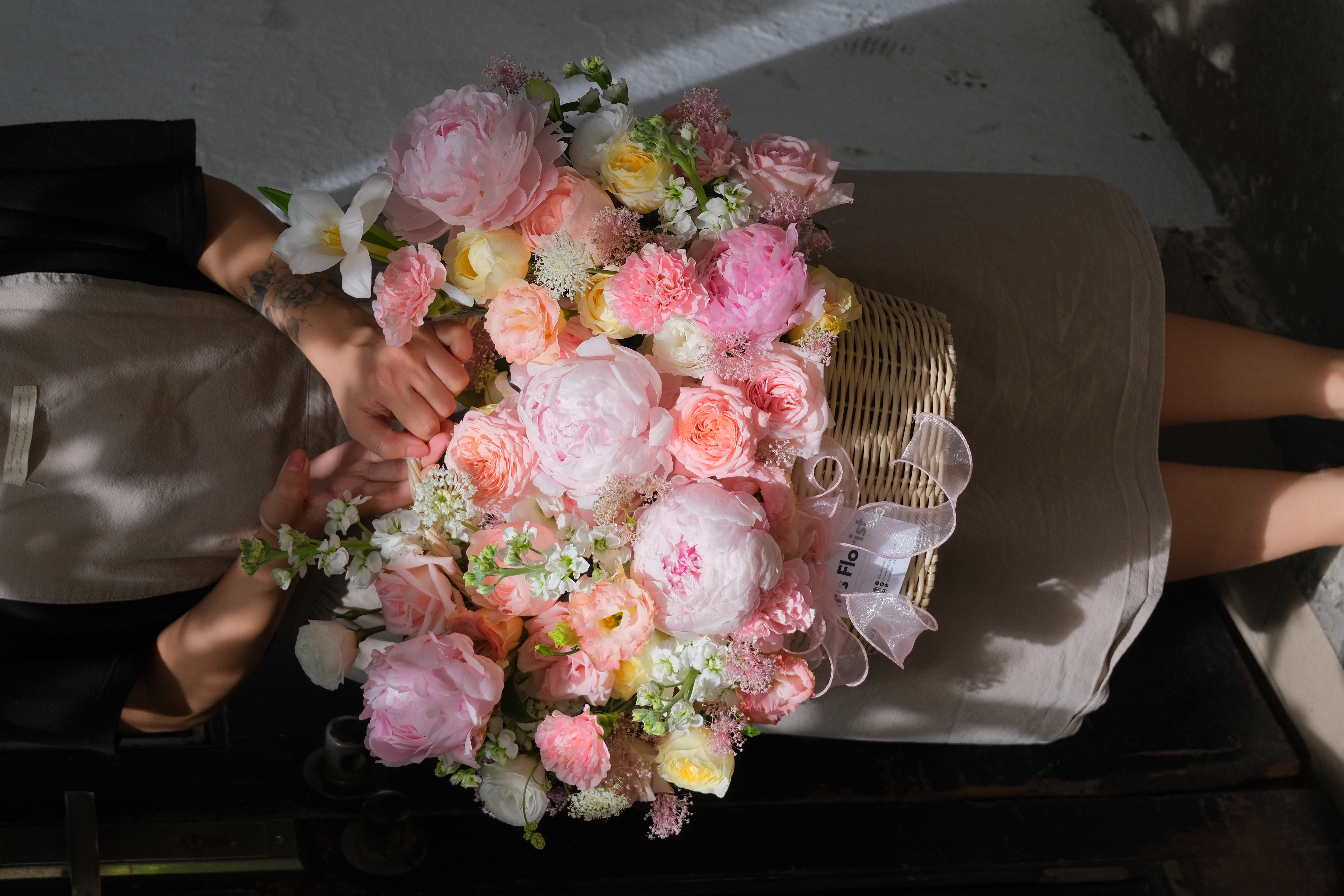 Giỏ hoa Peony mix tone cam hồng - Giỏ Oval 2 mặt hoa