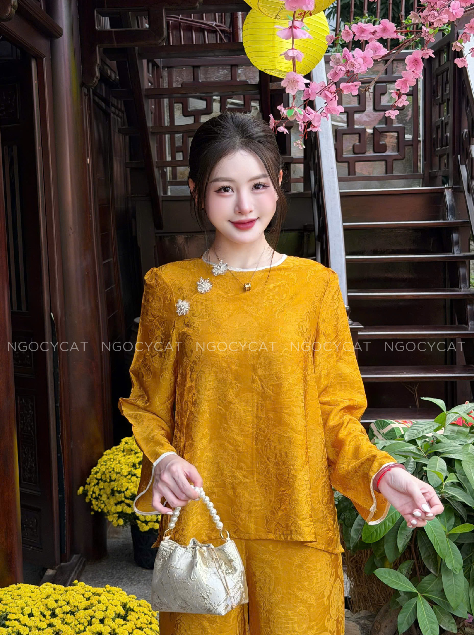 Áo Bà Ba Cam Đất Tơ Tằm Ánh Kim Charm Hoa_thumbnail_1