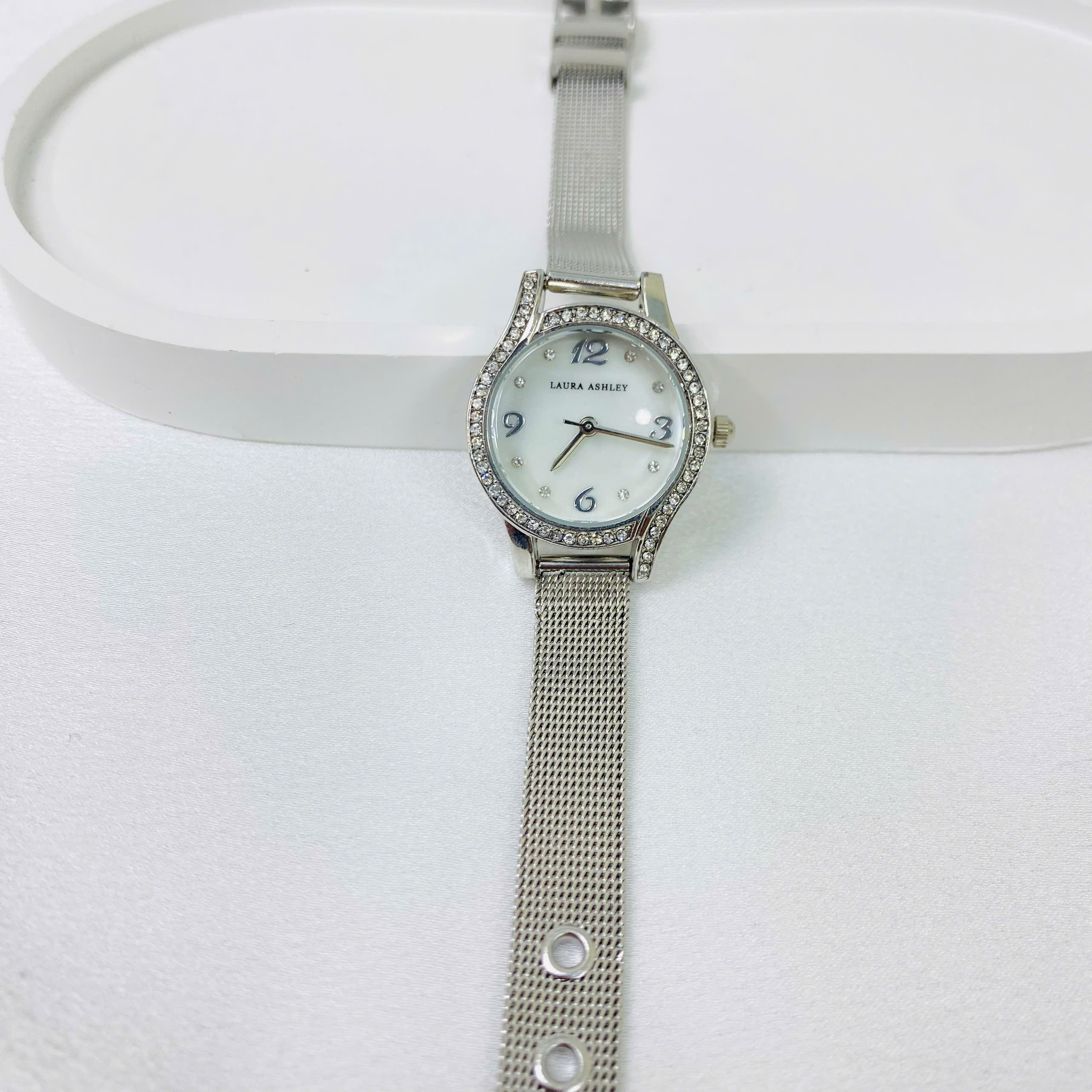 Đồng Hồ Nữ Laura Ashley Dây Kim Loại – Thiết Kế Thanh Lịch Cao Cấp