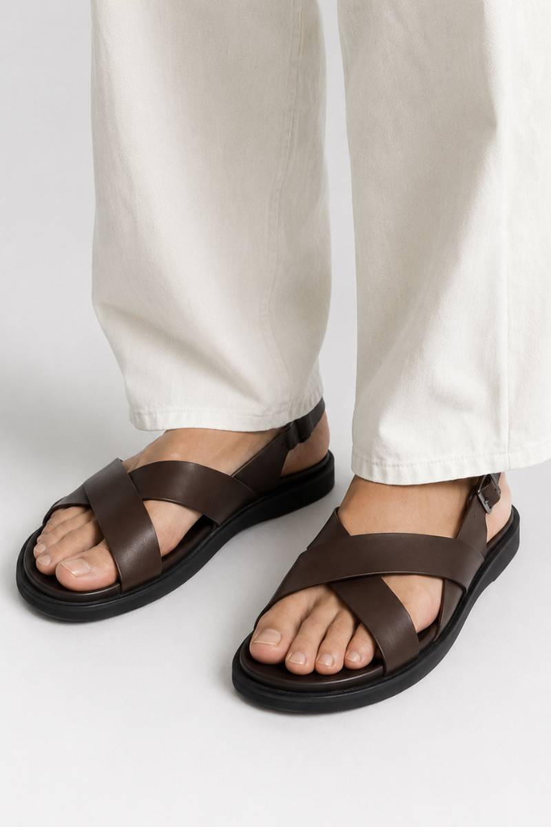 Dép và giày sandal khác nhau thế nào? Phối đồ đẹp thật đơn giản