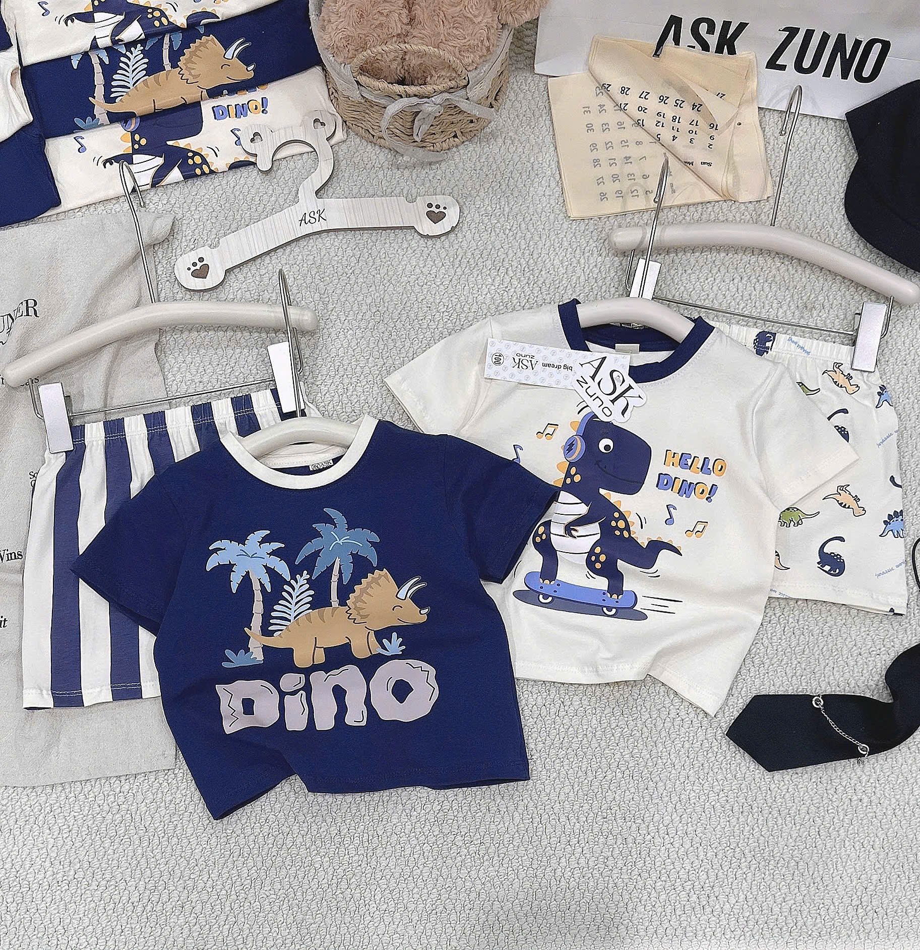 A29 SET 2 BỘ CỘC KHỦNG LONG NGHE NHẠC- A100.359