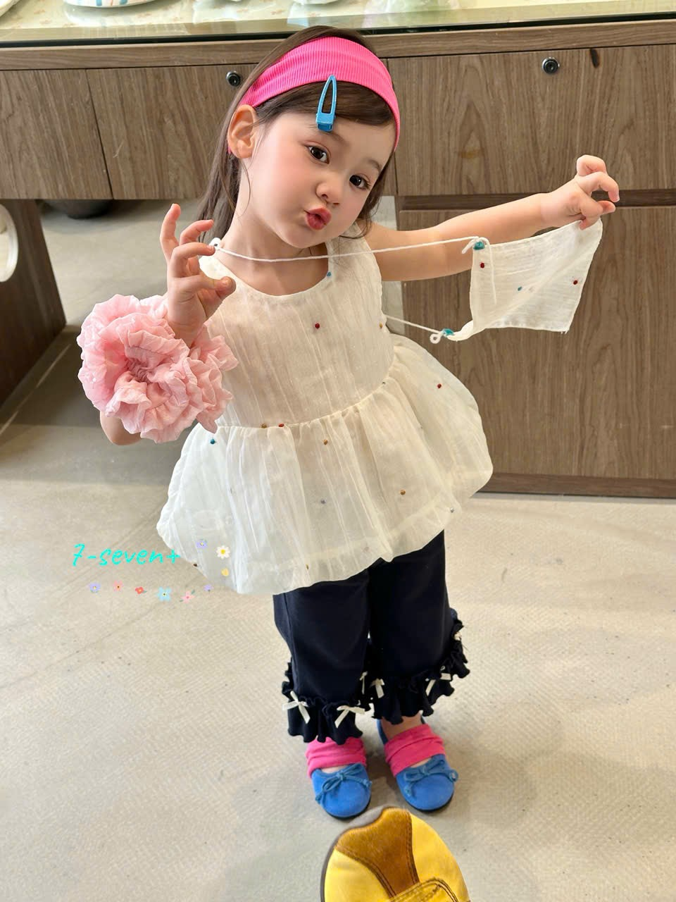 H206 - Quần thun lửng đen gấu loe bèo đính nơ hãng Seven