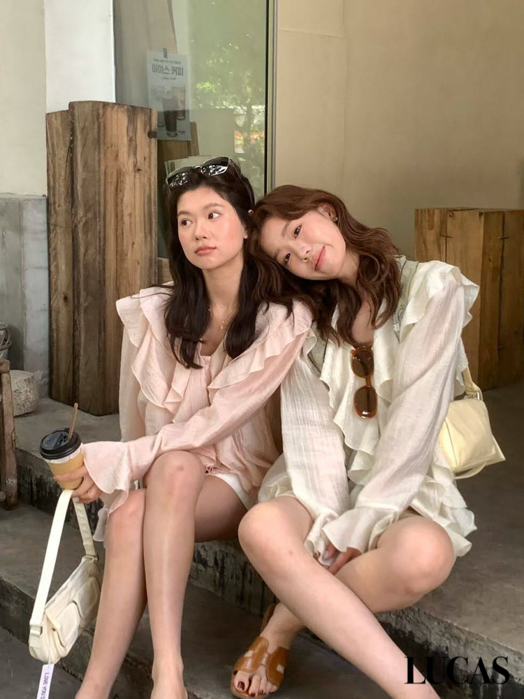 Áo sơ mi voan tơ cổ tim phối bèo lớn dọc áo cổ tay loe