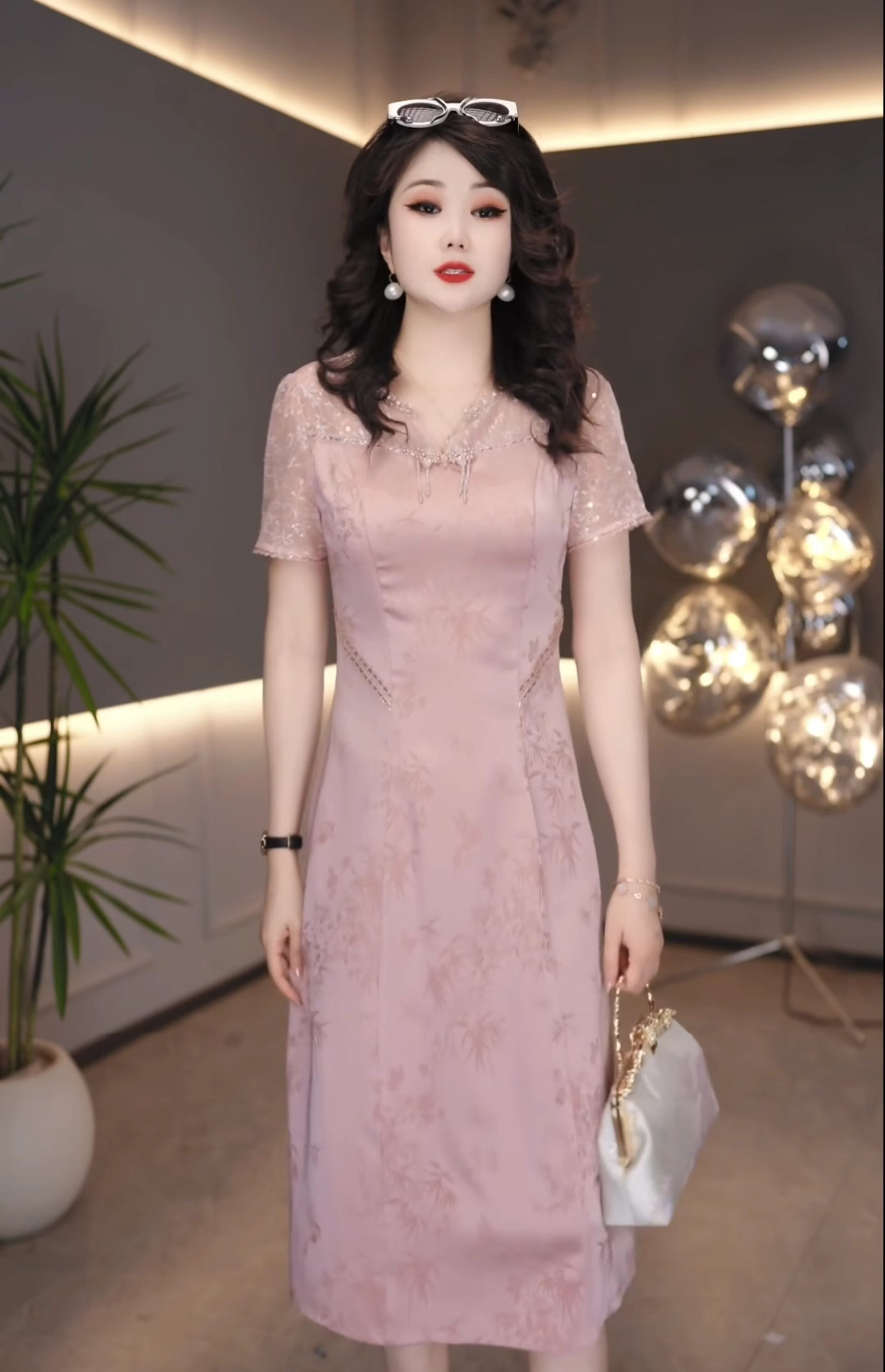 18447- Đầm suông lụa hồng phối ren vai (lụa gấm, ren)