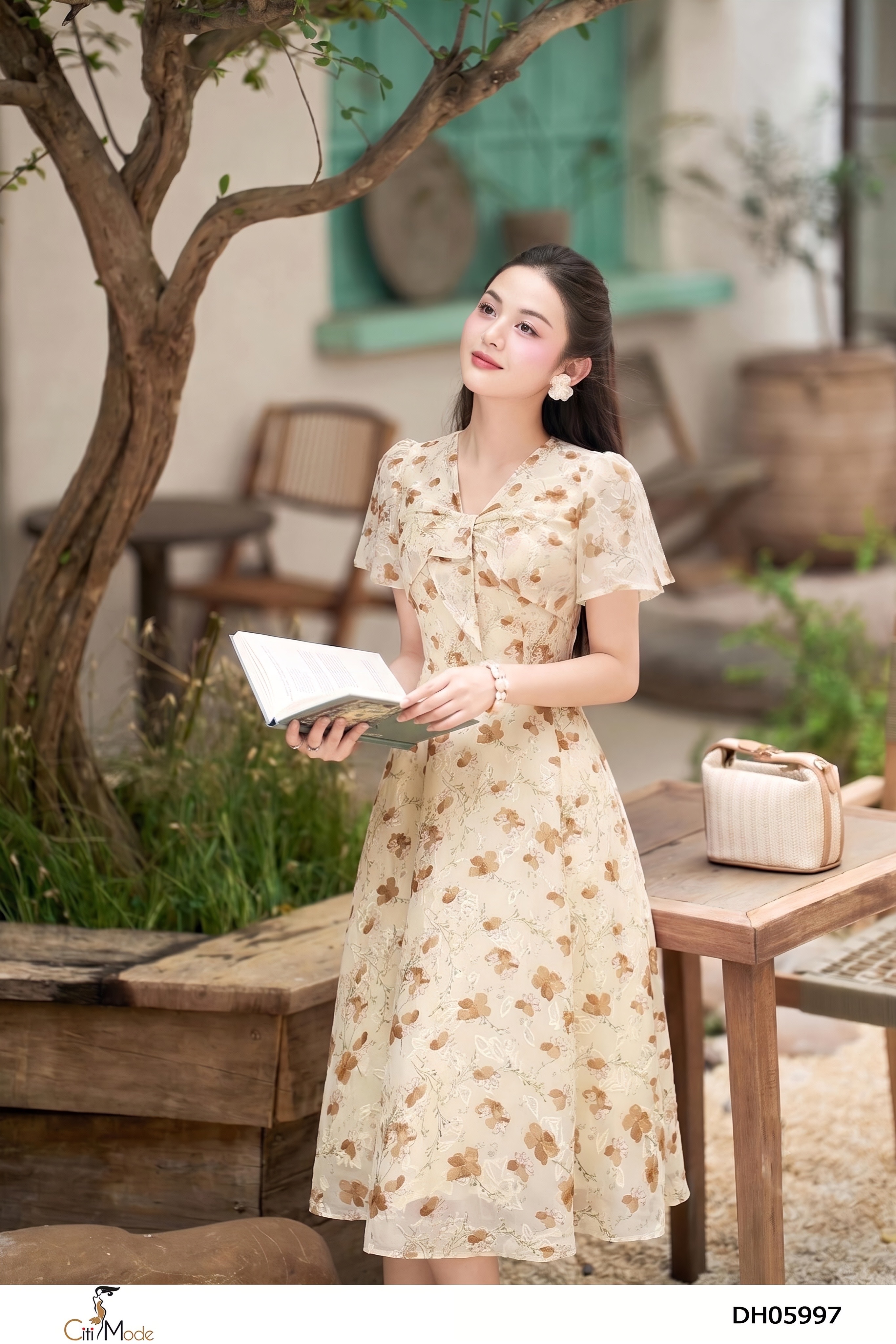 Đầm xòe hoa kem cổ V nhún ngực cách điệu, tay loe
