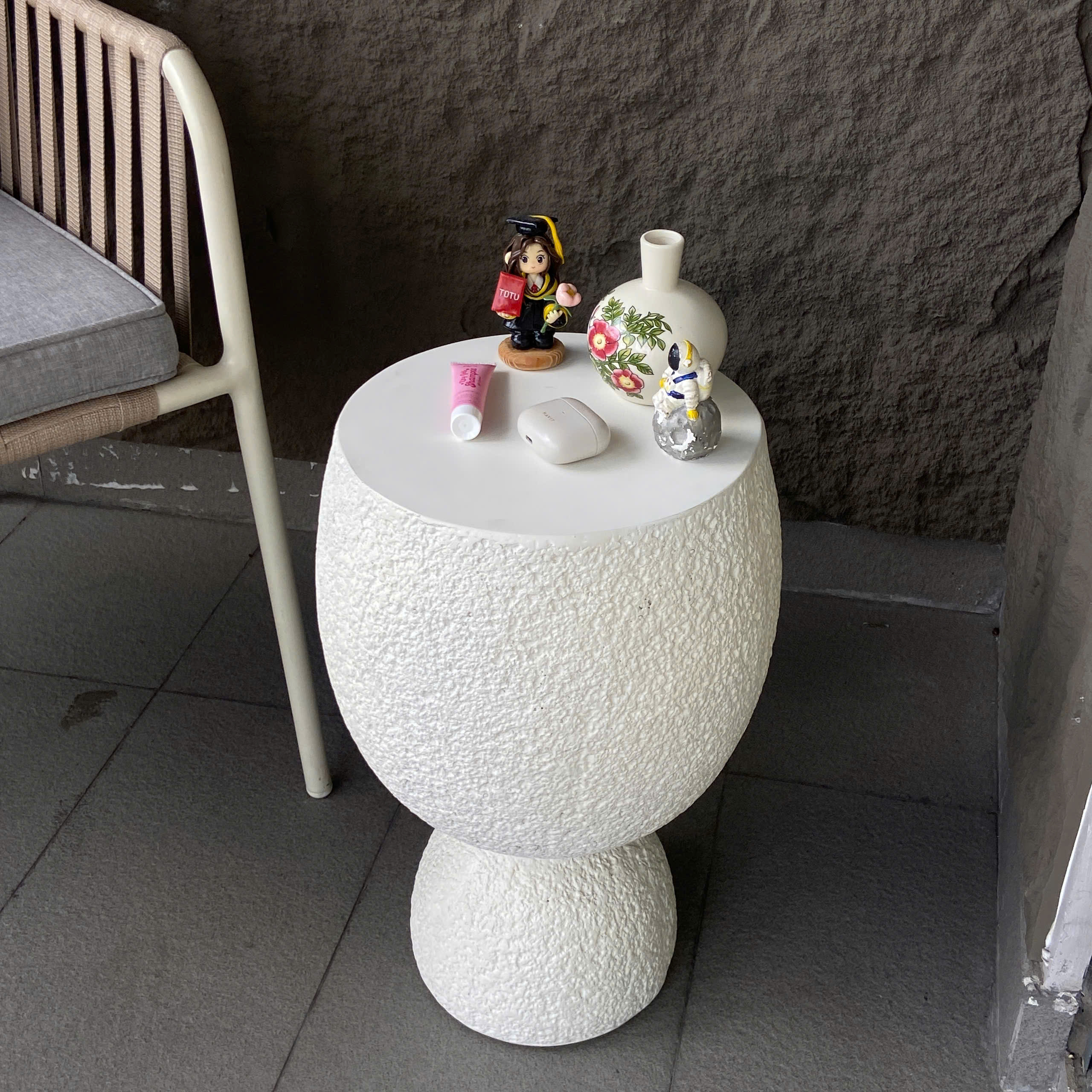 Bàn trang trí Greta Mid-Century Modern Table Màu Trắng - Đá xi măng