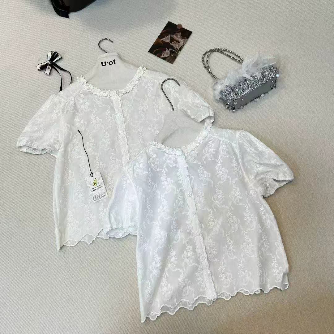 Áo sơ mi thô thêu hoa Uoi cài cúc cộc tay gấu lơn viền nhún cổ