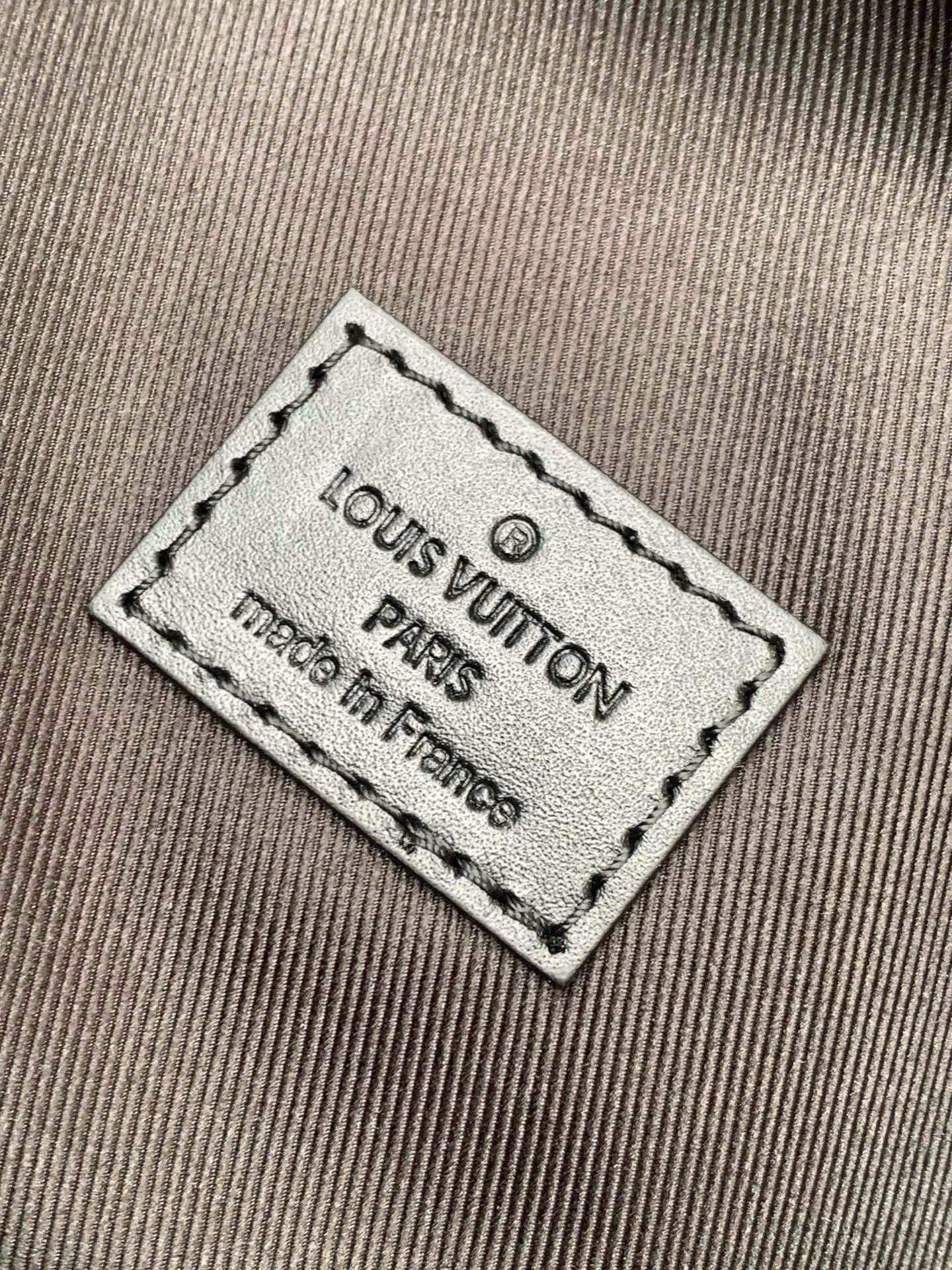 Túi đeo chéo LV Montsouris Wearable Wallet_thumbnail_7
