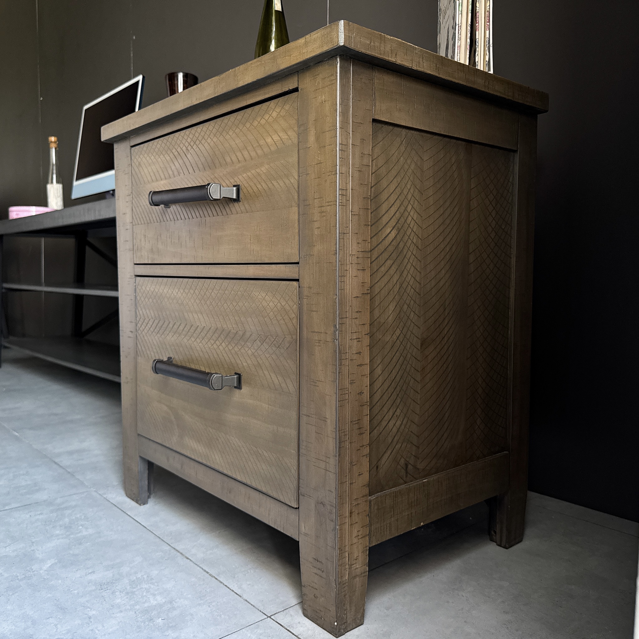 TỦ TRANG TRÍ ASHLEY WOODLAND NIGHTSTAND trưng bày_thumbnail_3