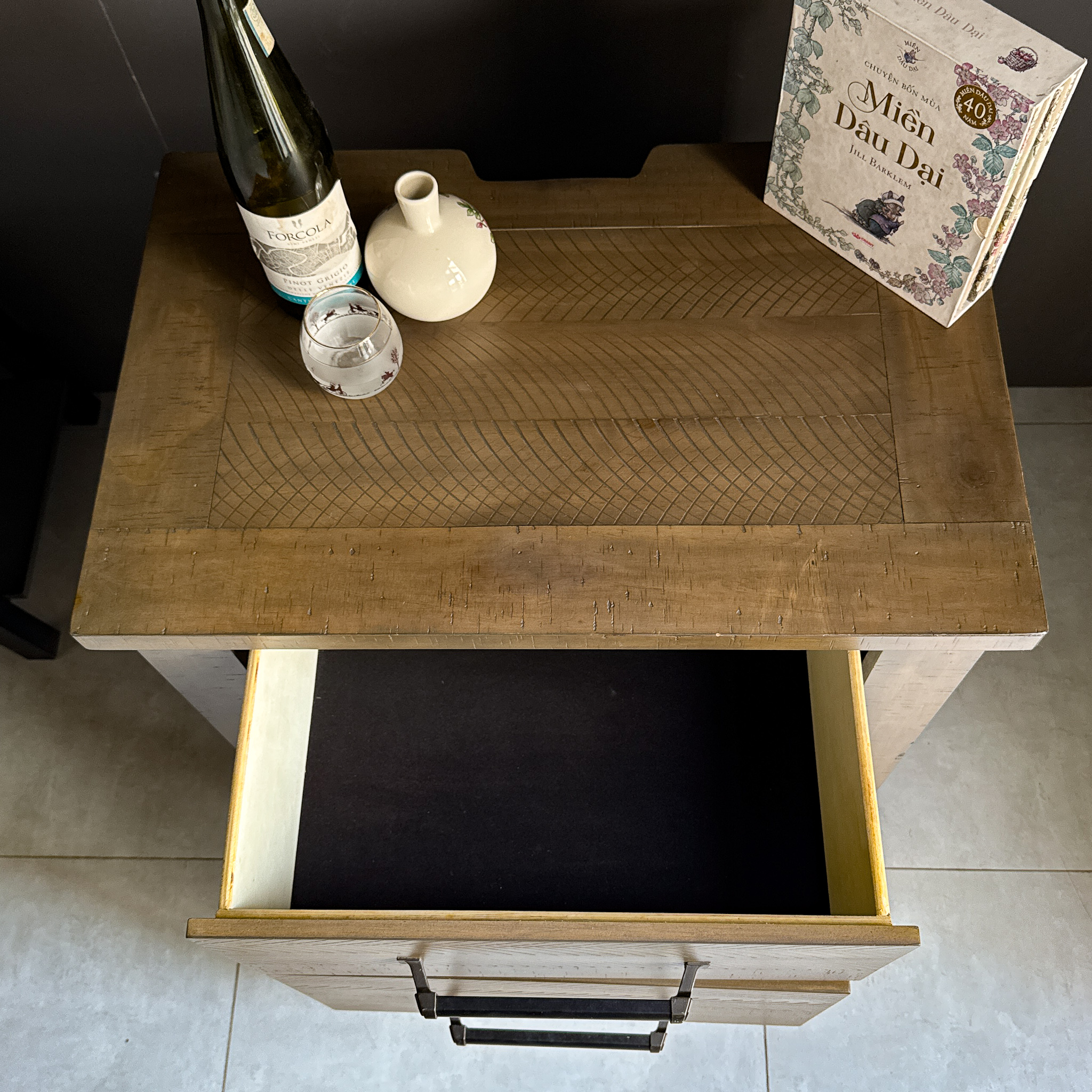 TỦ TRANG TRÍ ASHLEY WOODLAND NIGHTSTAND trưng bày_thumbnail_2