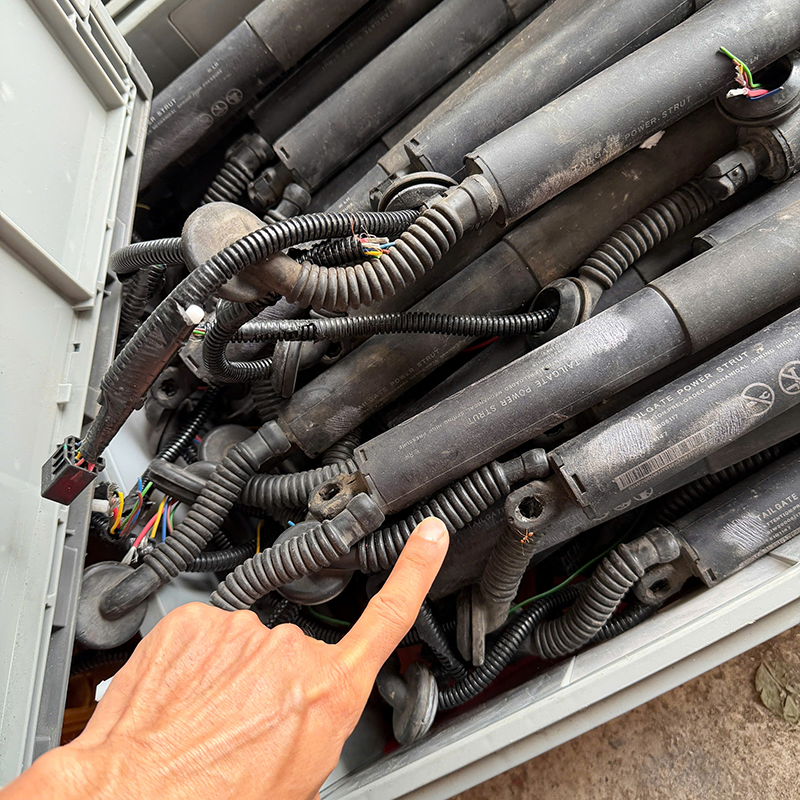 2 CÁI XI LANH ĐIỆN 12V - TY ĐIỆN ĐÓNG MỞ CỐP XE Ô TÔ CON (hàng cũ)