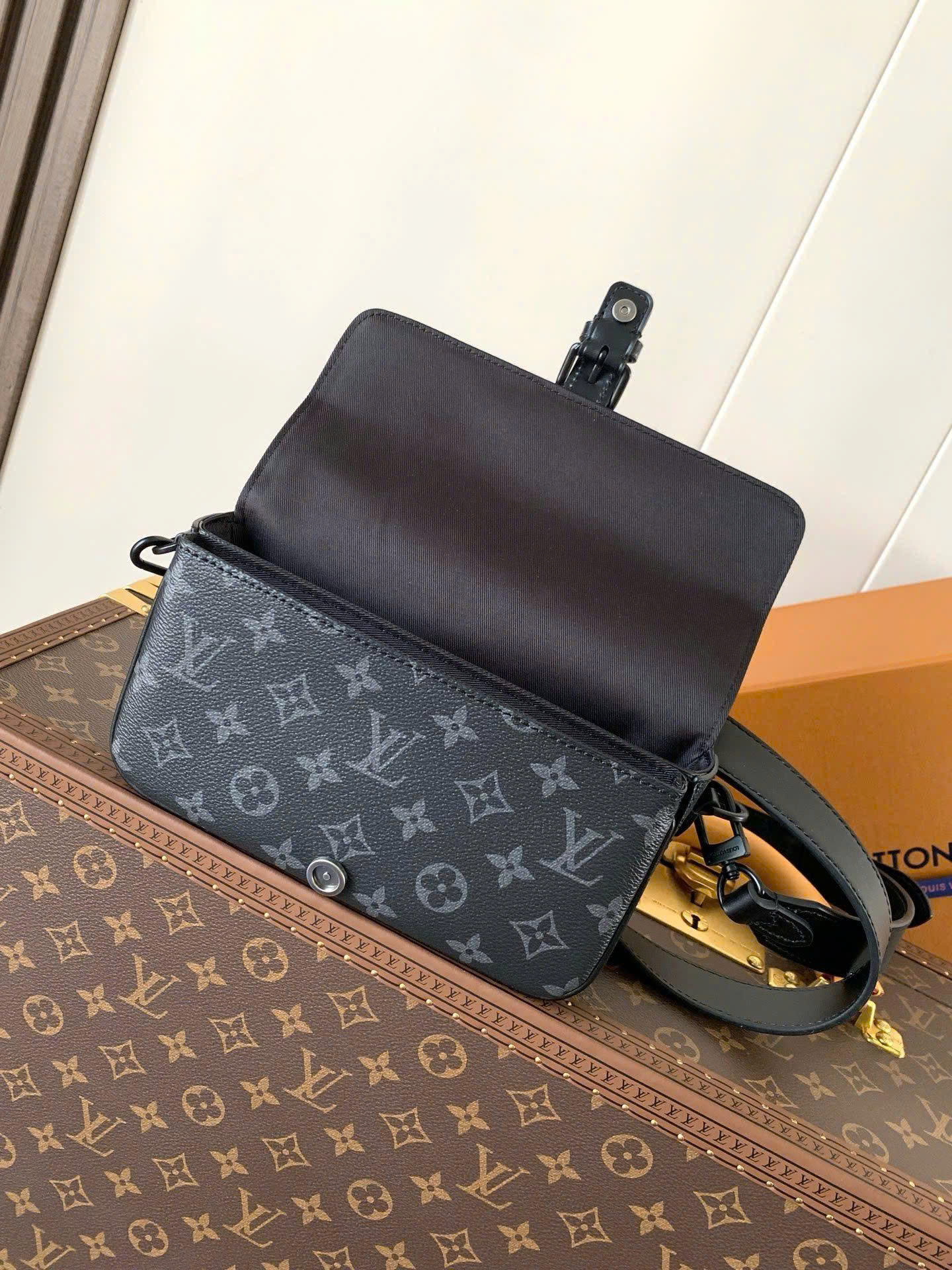 Túi đeo chéo LV Montsouris Wearable Wallet_thumbnail_2