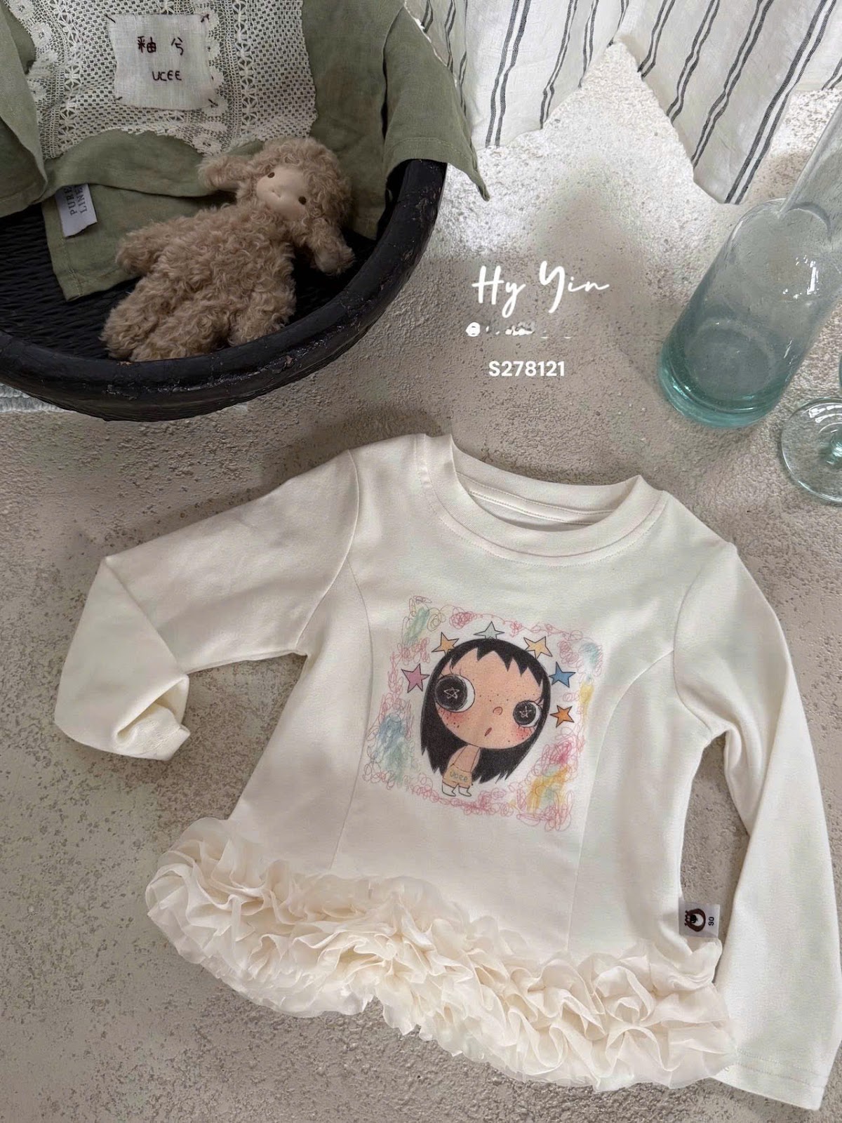 UC71 - Áo dài tay phối bèo nhún gấu in hình bé gái màu kem hãng UCEE 278121 (Sz90-140)