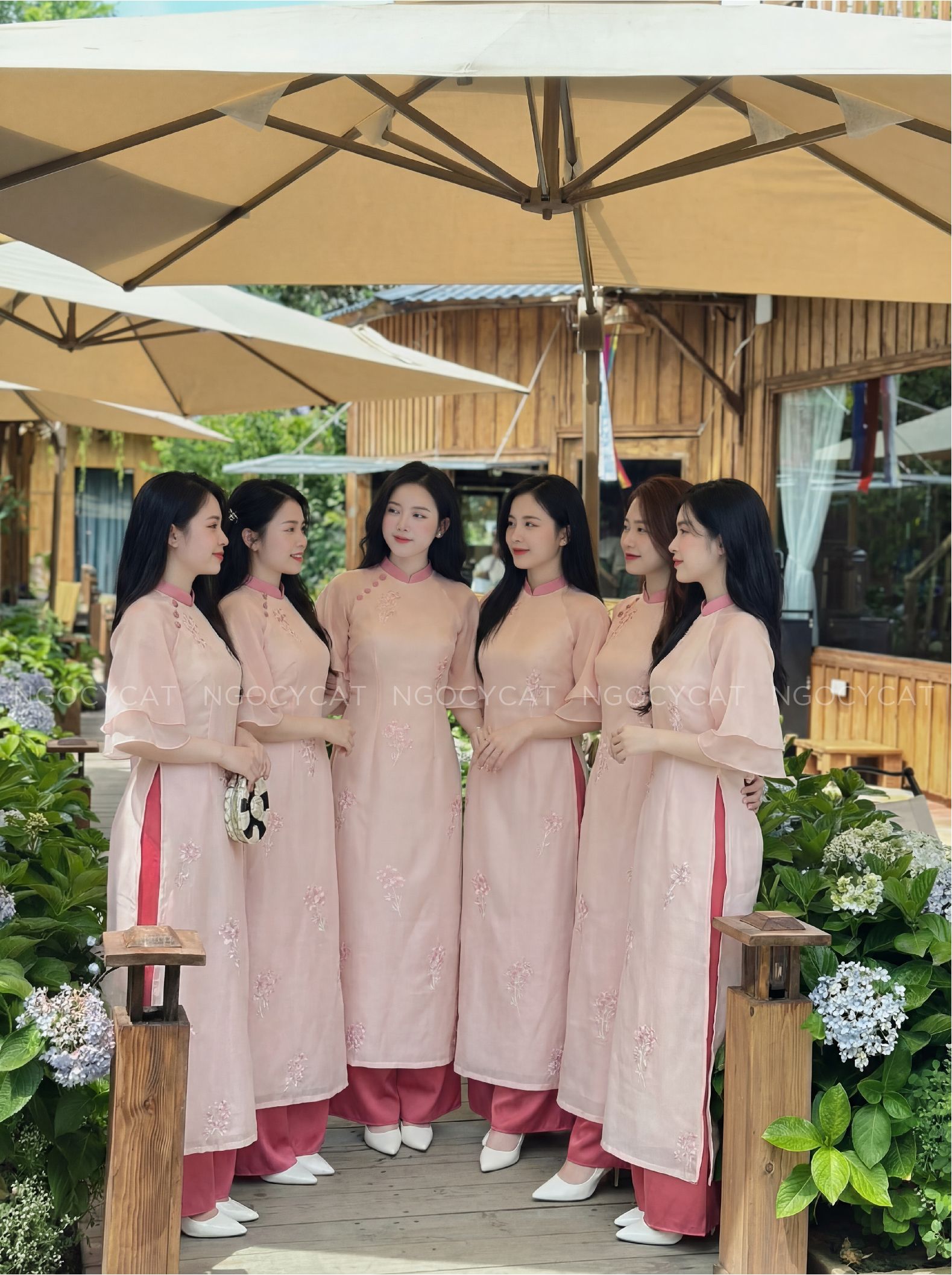 Áo Dài Bưng Quả Màu Hồng Crep Thêu Hoa Baby Tay Cánh Tiên_thumbnail_1