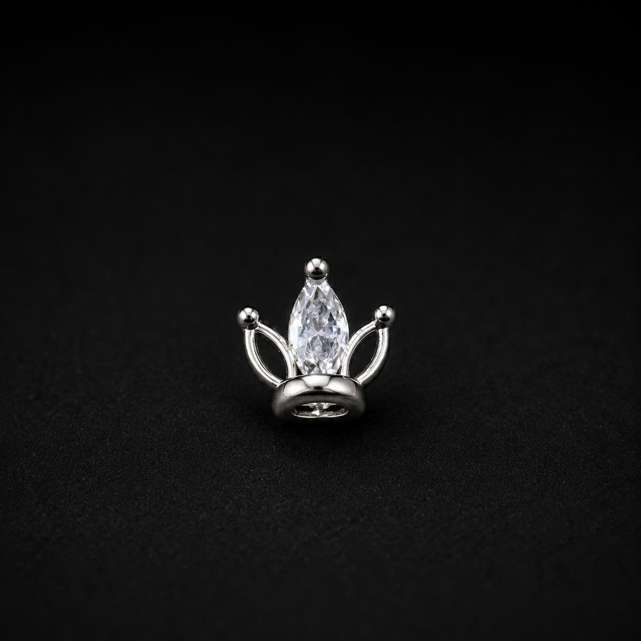 khuyên kiểu ba lá thân titan charm hợp kim đít dẹt.