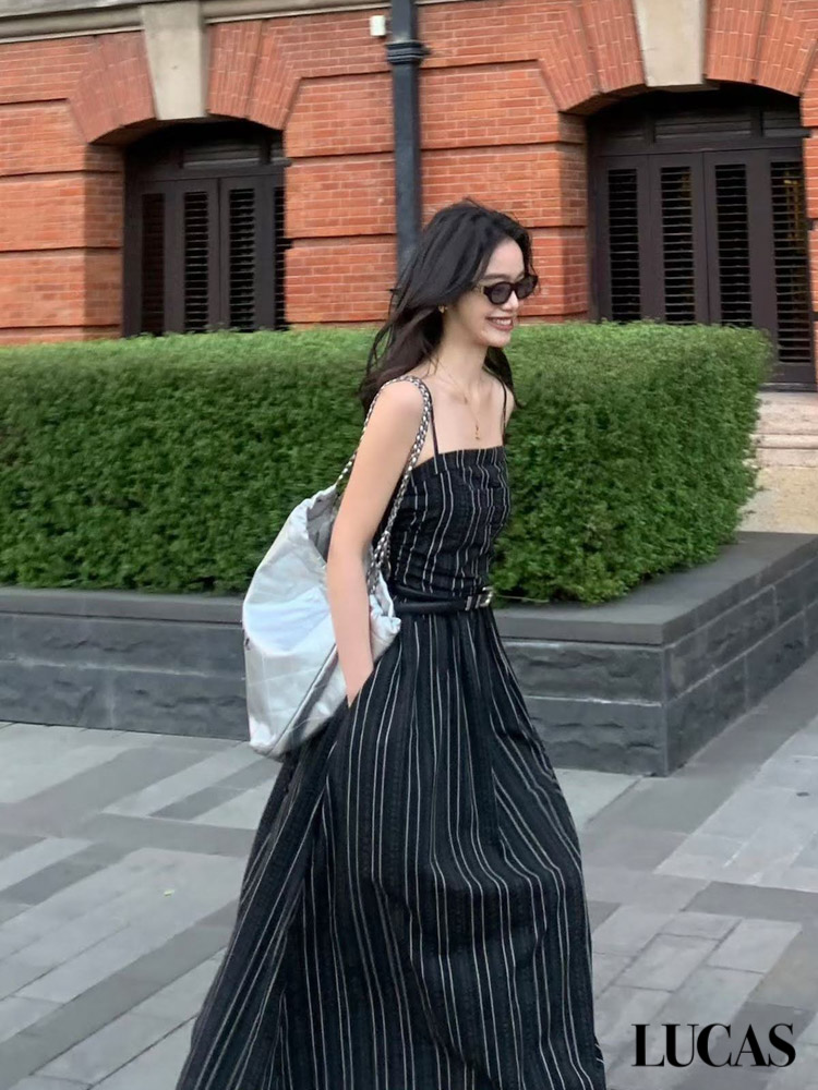 Váy maxi 2 dây ngang ngực vải sọc dọc + belt da đen