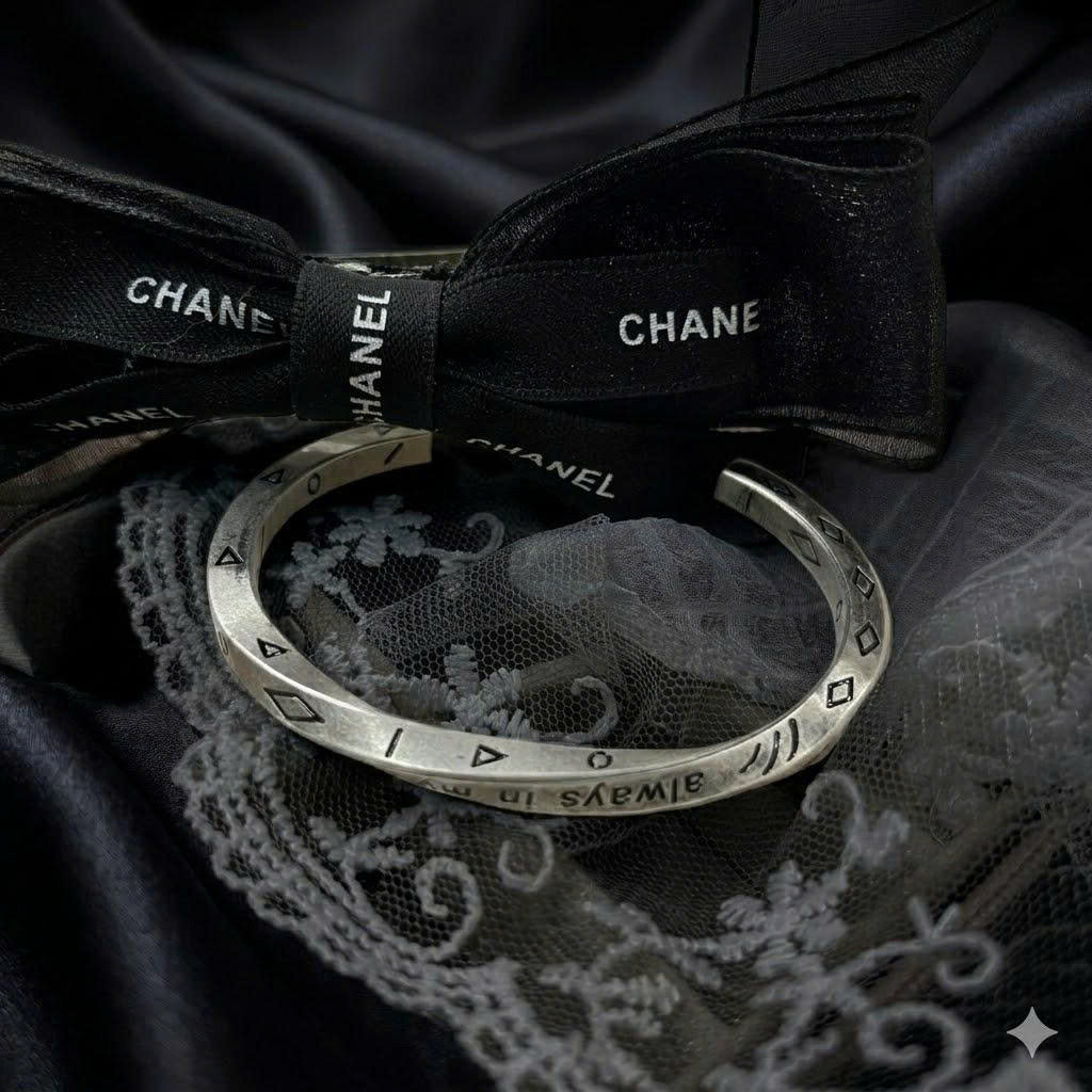 vòng tay cuff titan xoắn kí hiệu chữ.
