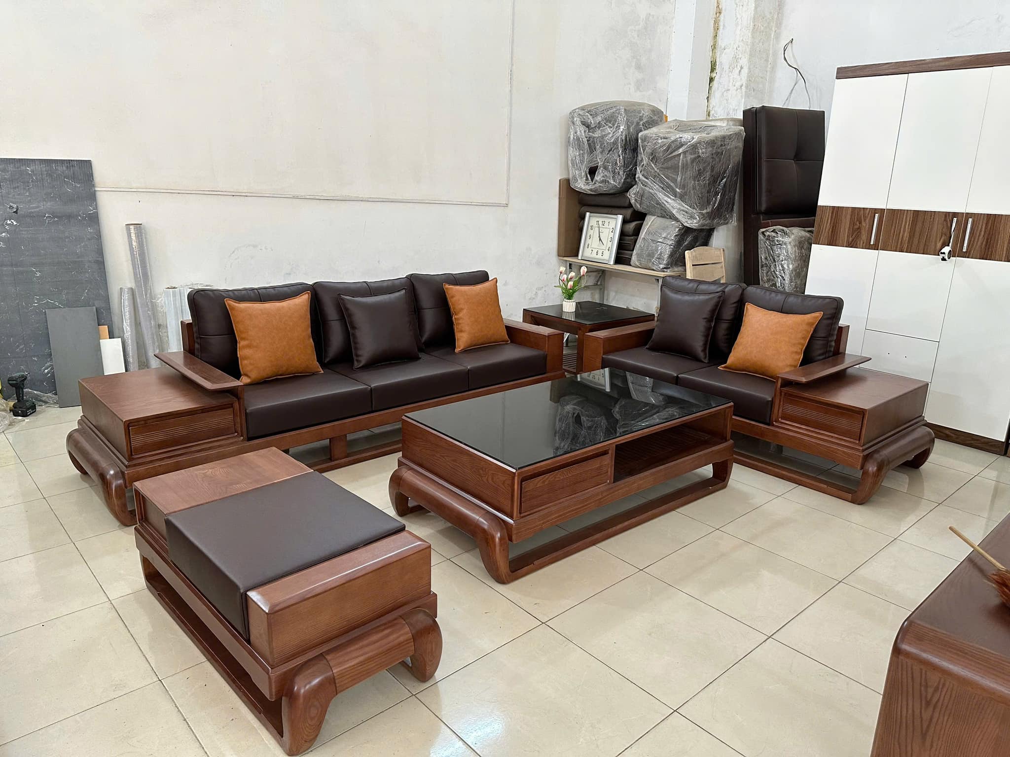 Sofa 2 văng chân gà màu đỏ sậm, đệm màu đen