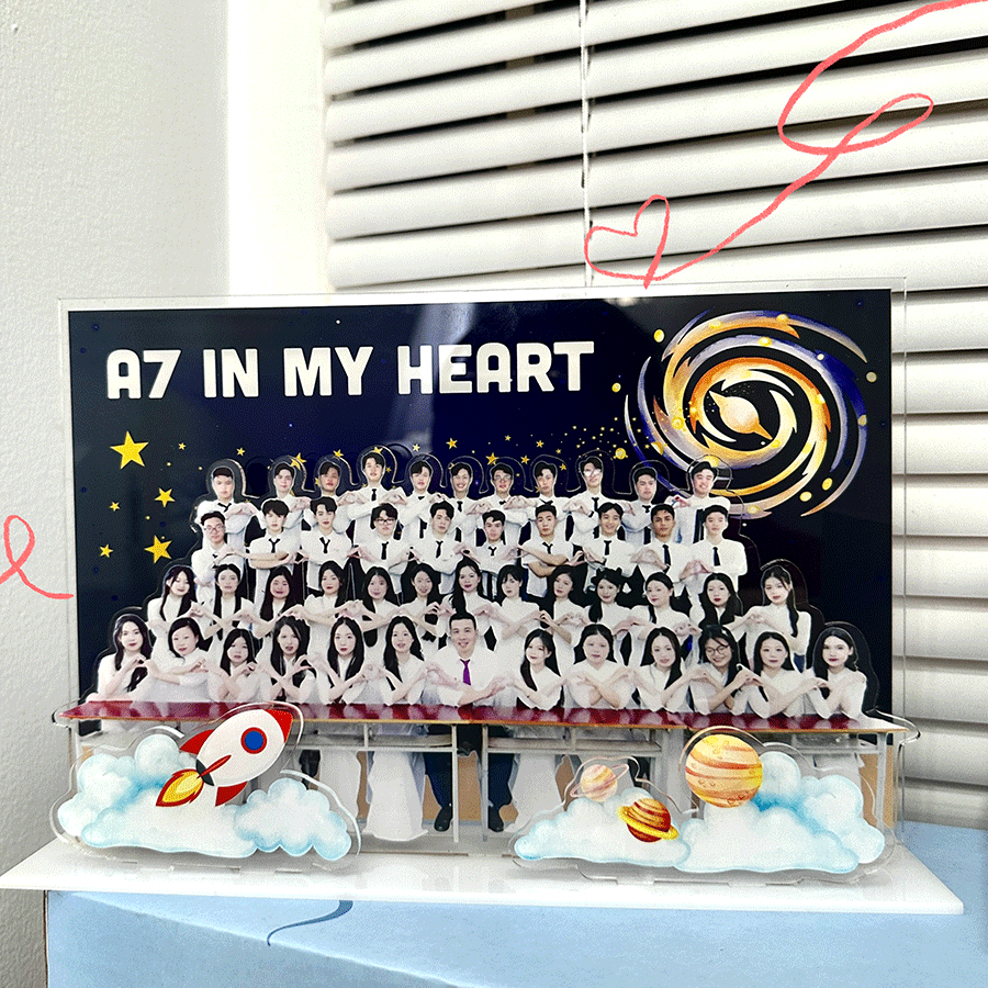 Standee mica in ảnh, bối cảnh tập thể lớp, kỷ yếu, tặng bạn bè, thầy cô_thumbnail_4