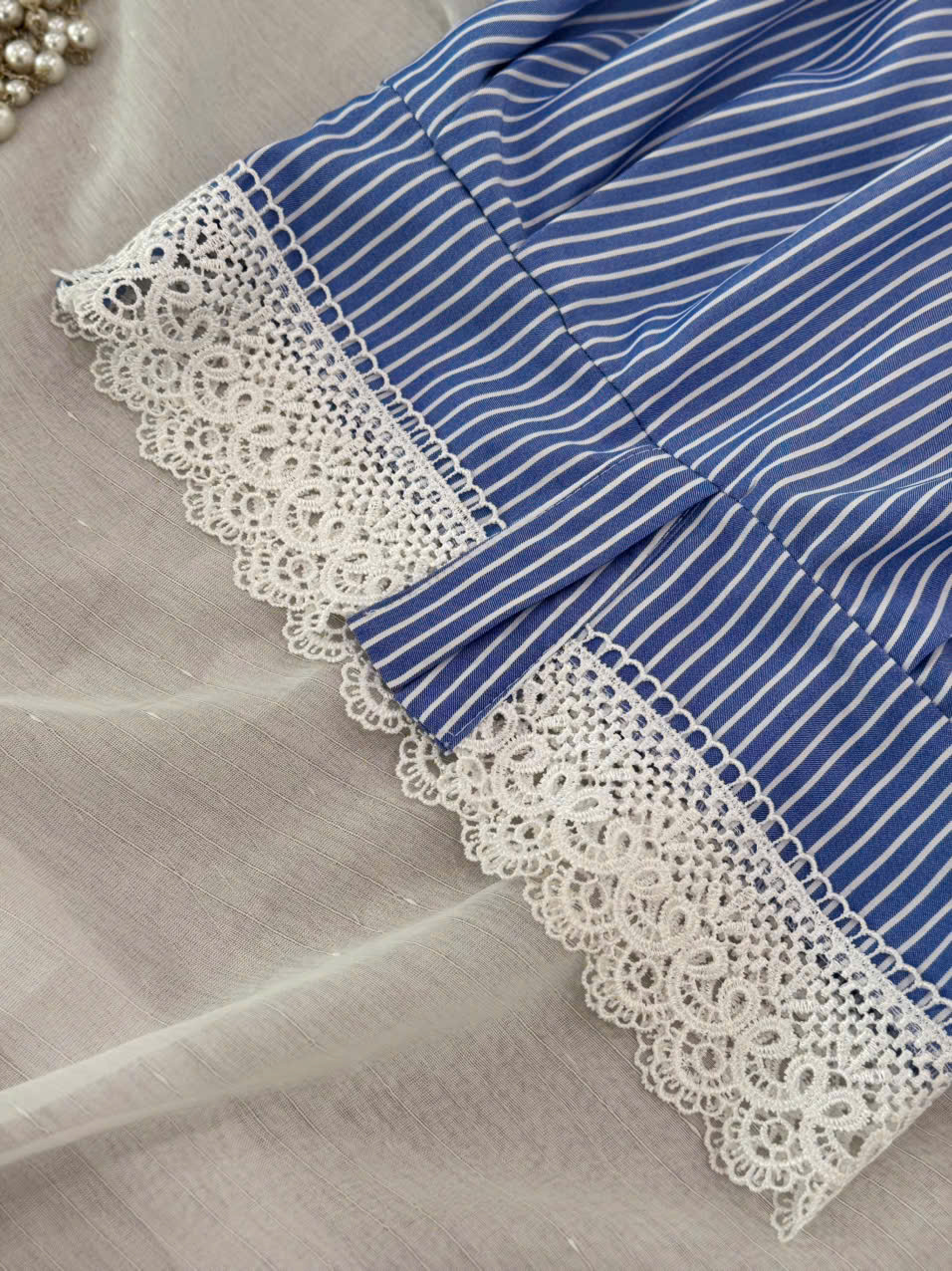 Áo Kiểu Cổ Tròn Phối Viền Ren