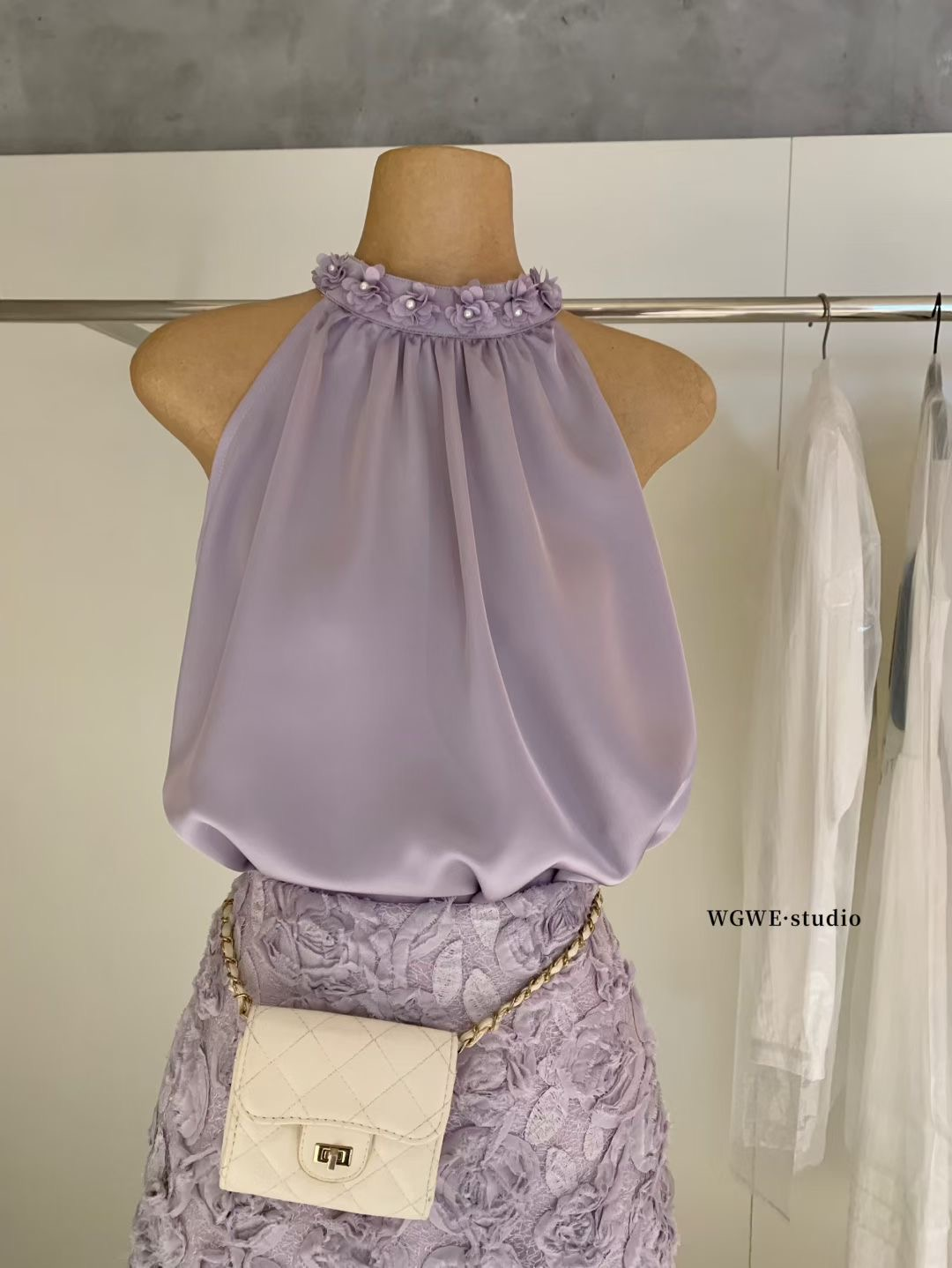 Set áo sơ mi yếm cổ dựng đính hoa + chân váy xòe A dáng ngắn hoa nổi WGWE_thumbnail_4