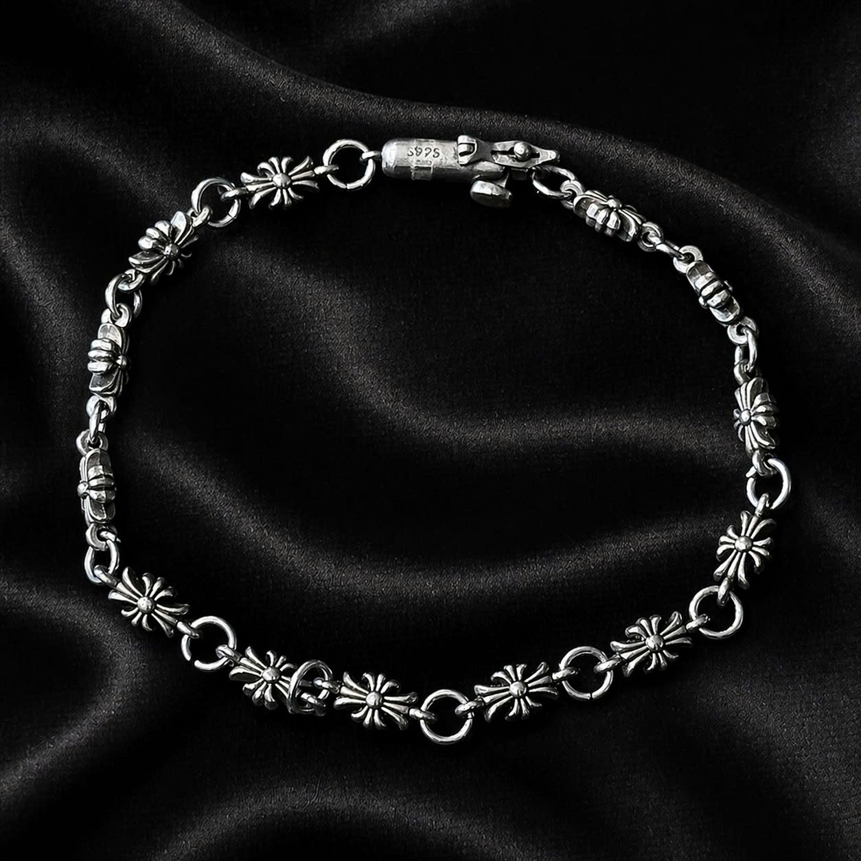 vòng tay chrome heart charm vừa mạ bạc khoá lồng ghép.