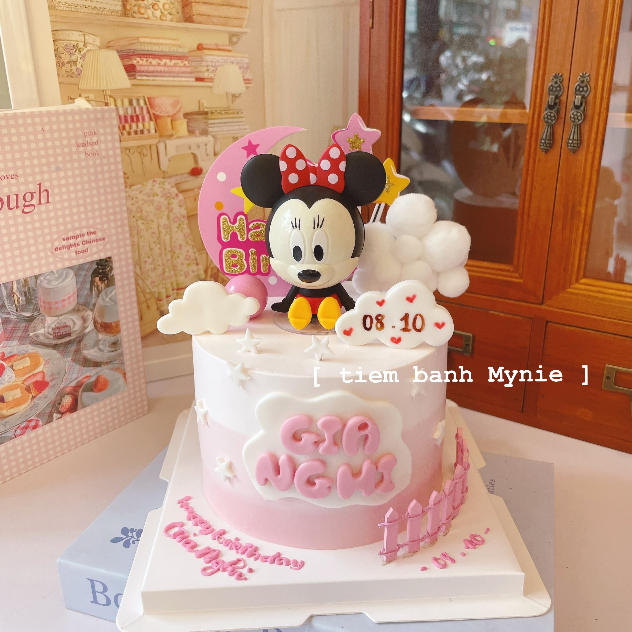 Bánh cho bé gái tone hồng trang trí chuột Mickey