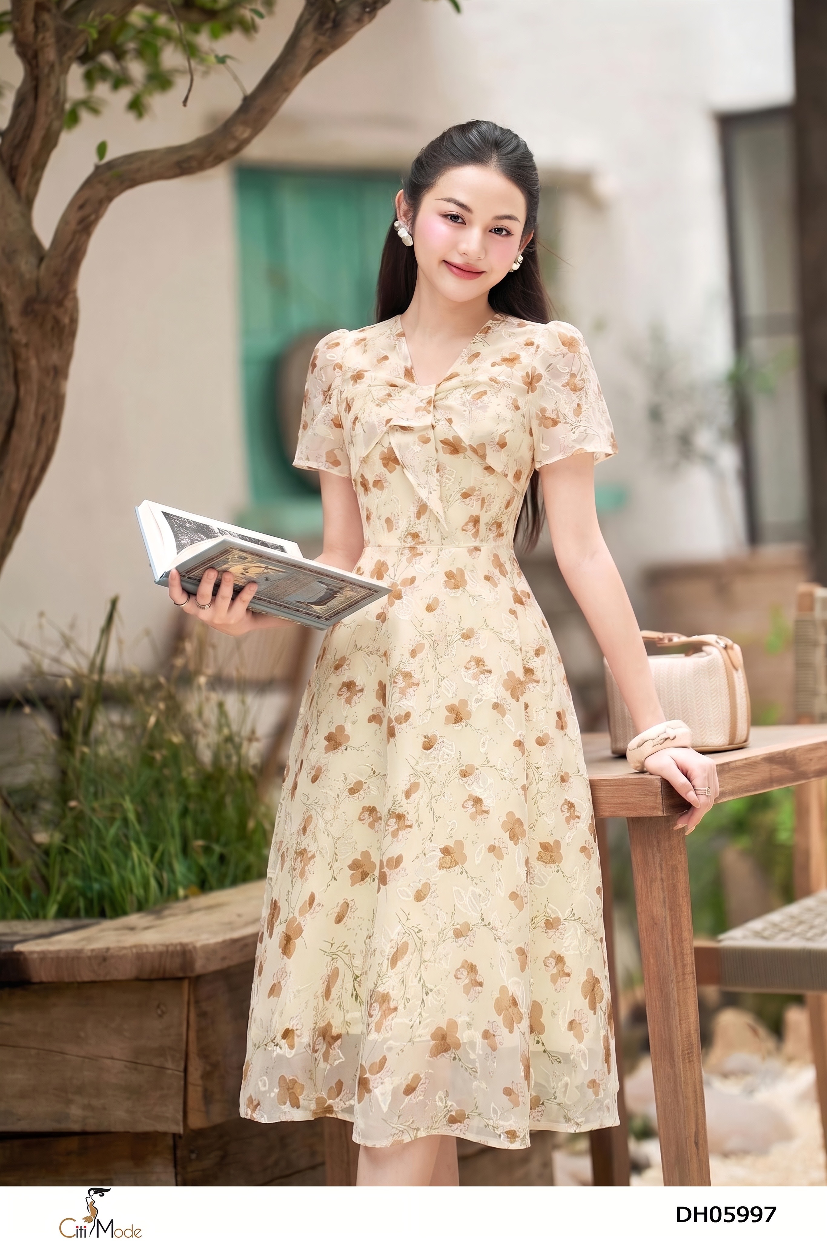 Đầm xòe hoa kem cổ V nhún ngực cách điệu, tay loe_thumbnail_8