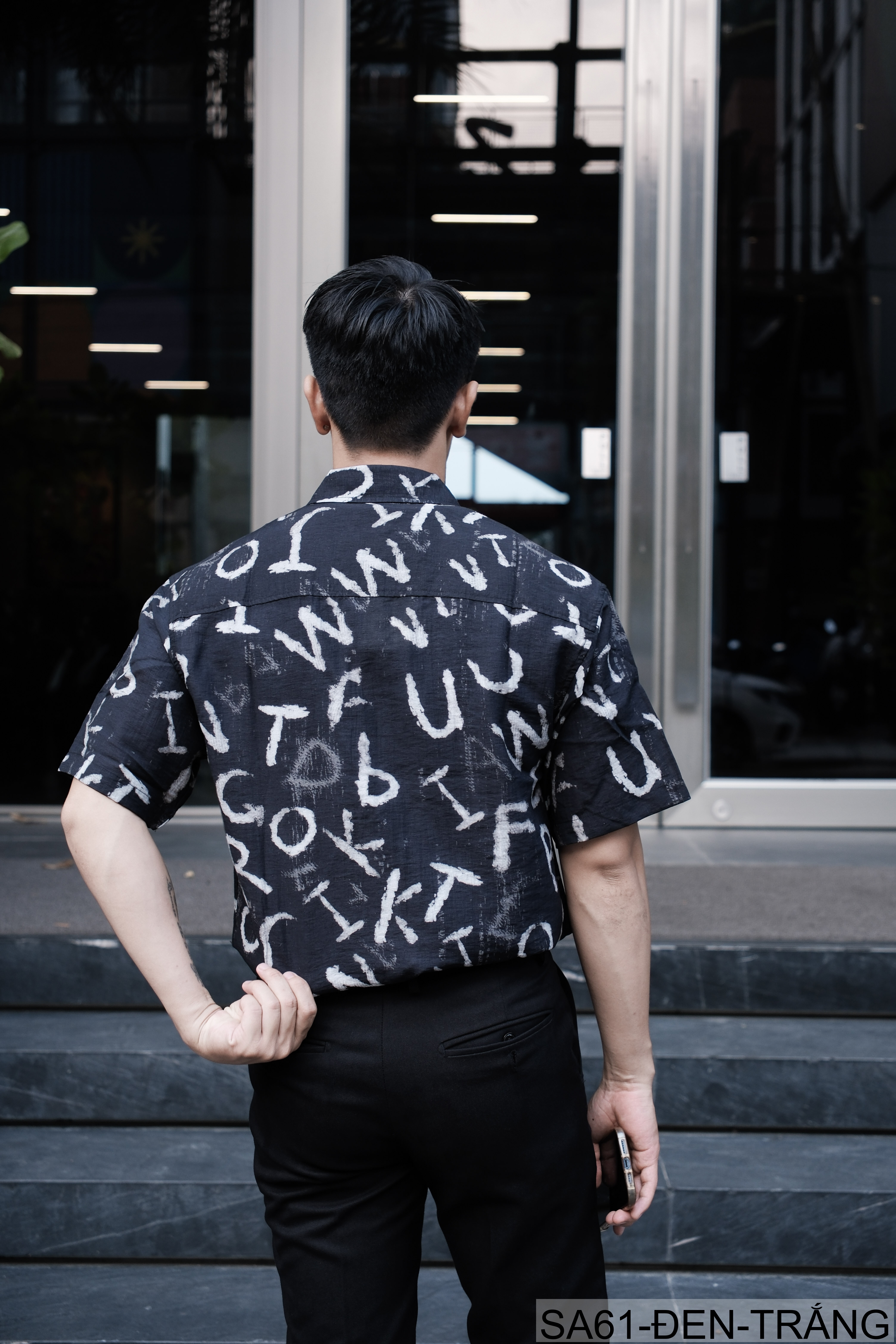 SA61 - Áo sơ mi nam tay ngắn in chữ nghệ thuật, form rộng, chất viscose mát mẻ, phối màu trắng đen_thumbnail_15