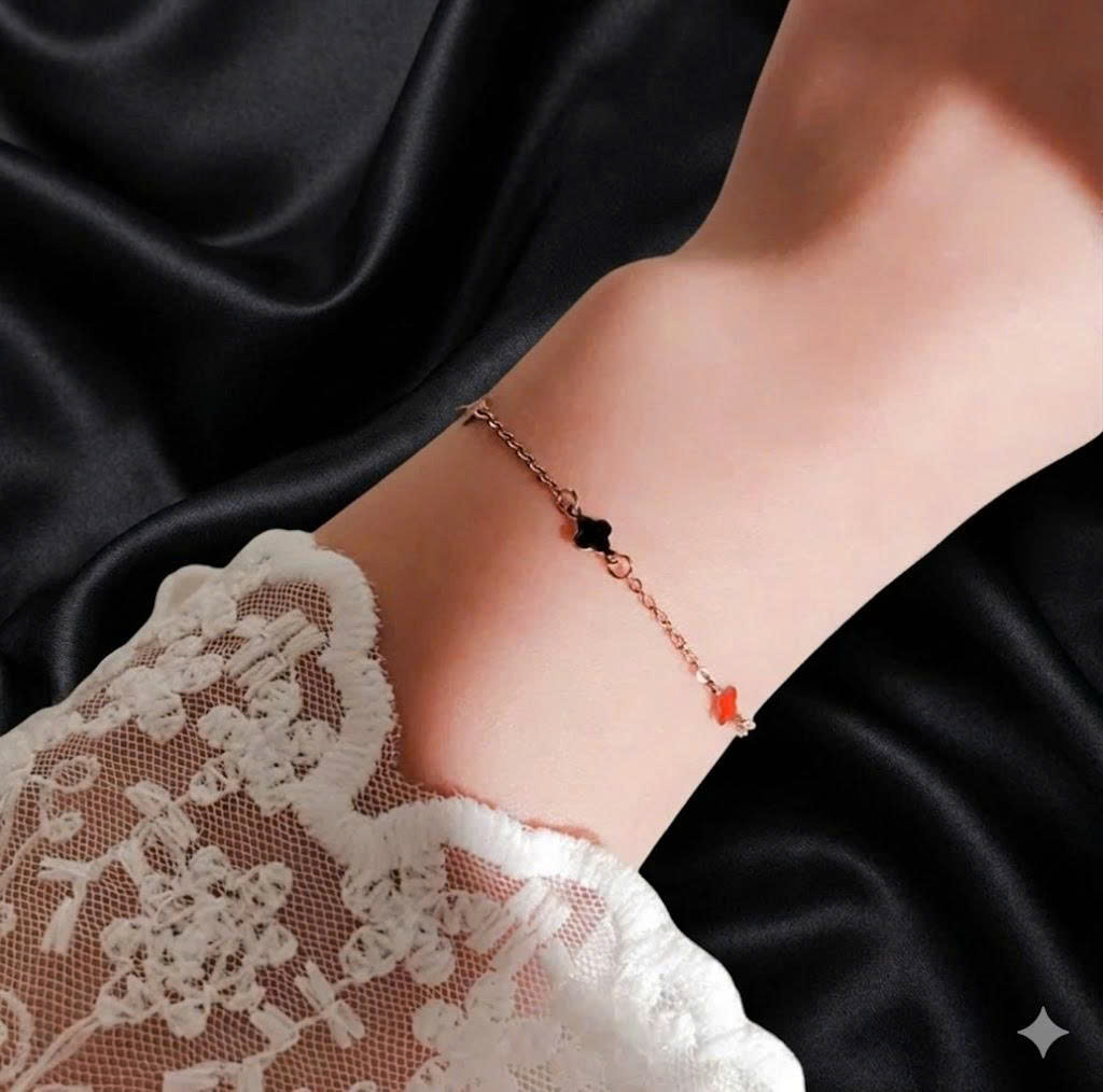 vòng tay titan màu vàng charm hoa bốn cánh đỏ trắng đen.