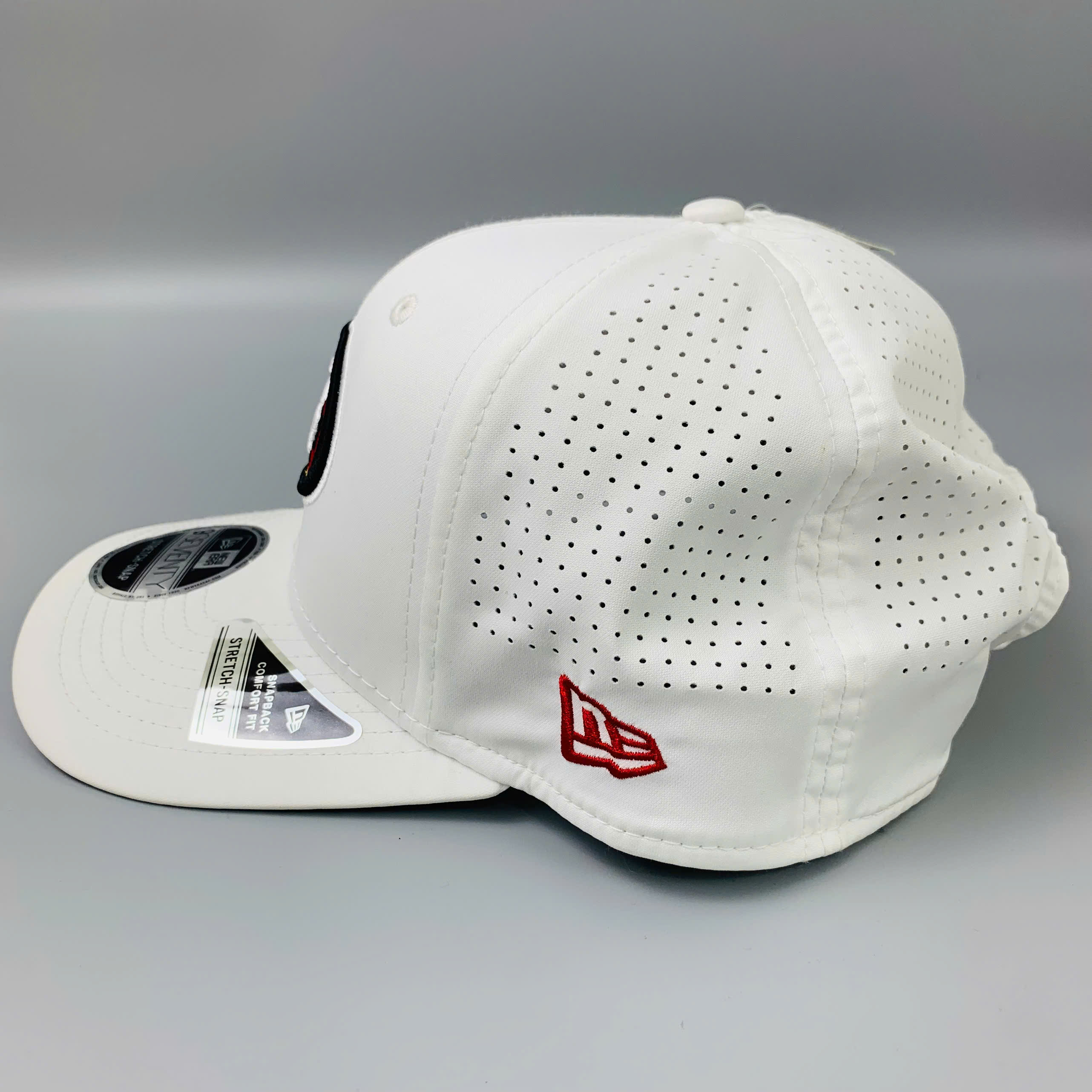 Nón lưỡi trai Olivia & Kate tone đen basic sang trọng, nổi bật với họa tiết ngôi sao