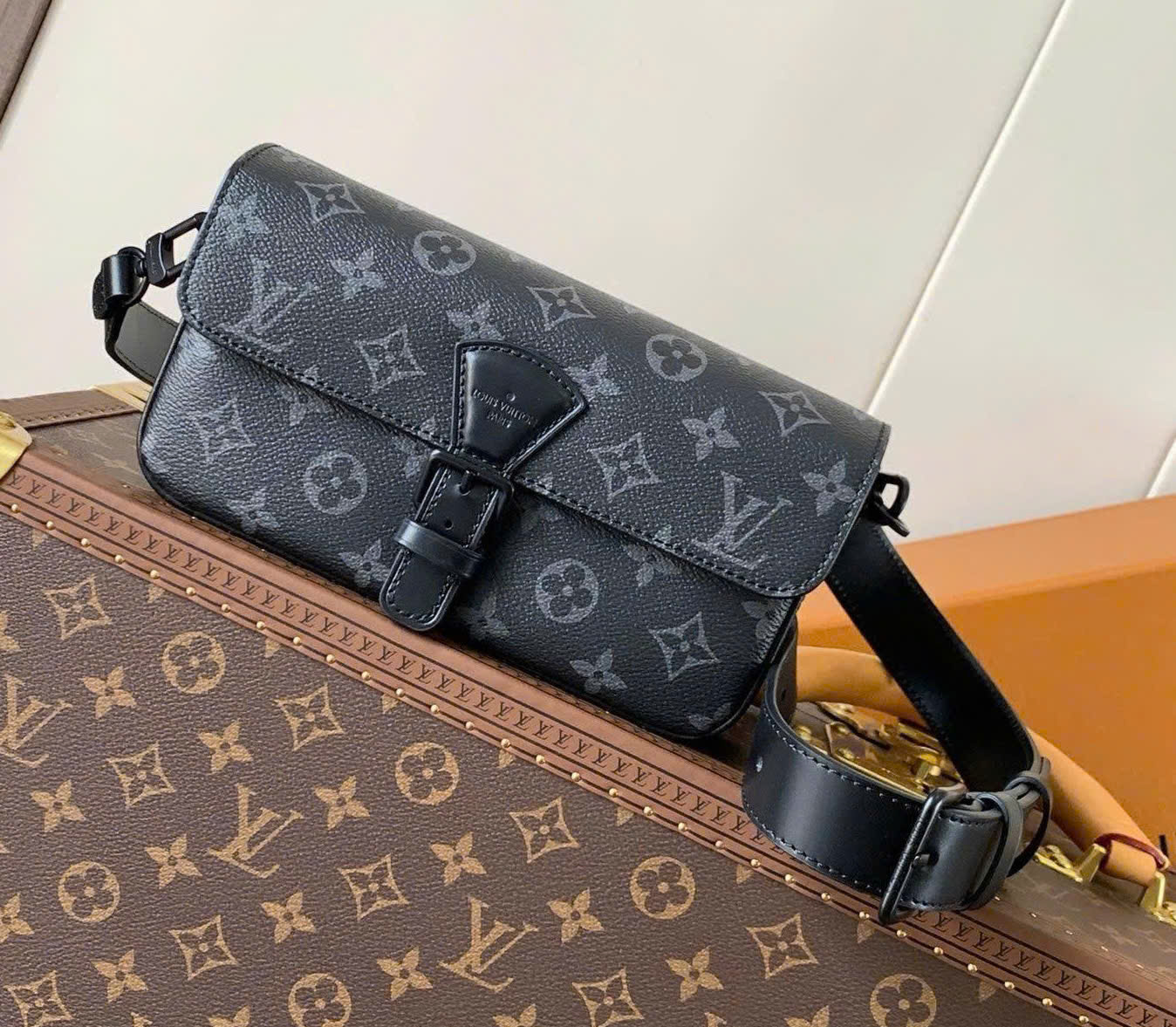 Túi đeo chéo LV Montsouris Wearable Wallet
