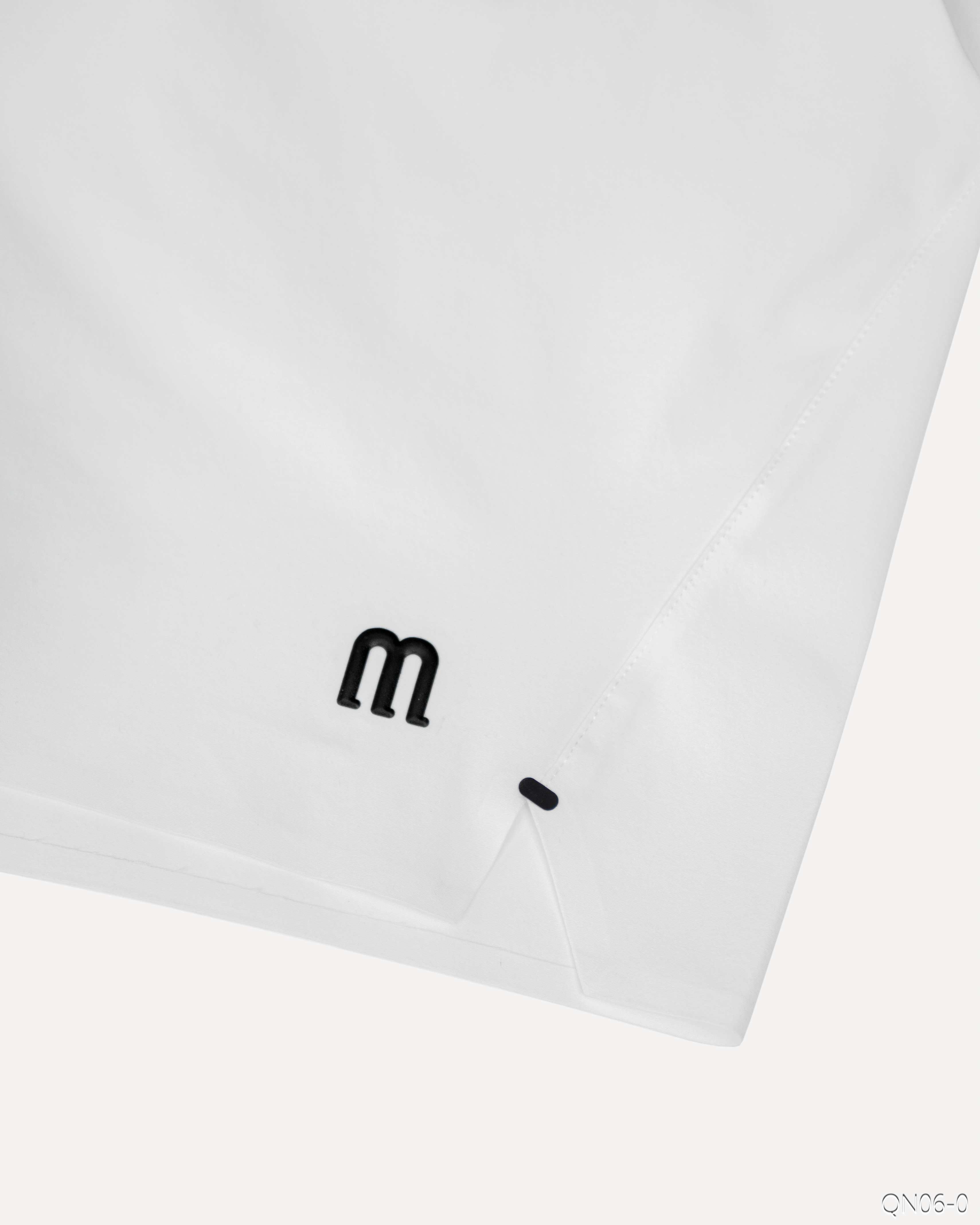 QUẦN NGẮN CHUN MANESTI GIÓ CHỮ m ĐEN CHẤM ĐEN_thumbnail_1