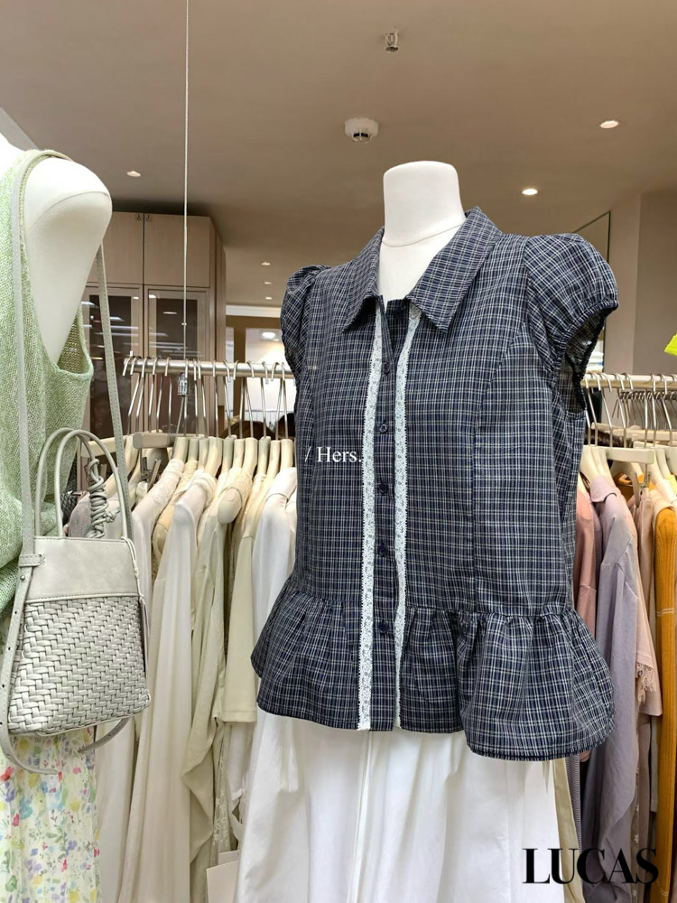 Áo sơ mi caro tay hết bồng cổ bẻ cài cúc viền ren 2 bên nẹp gấu xòe Hers_thumbnail_4