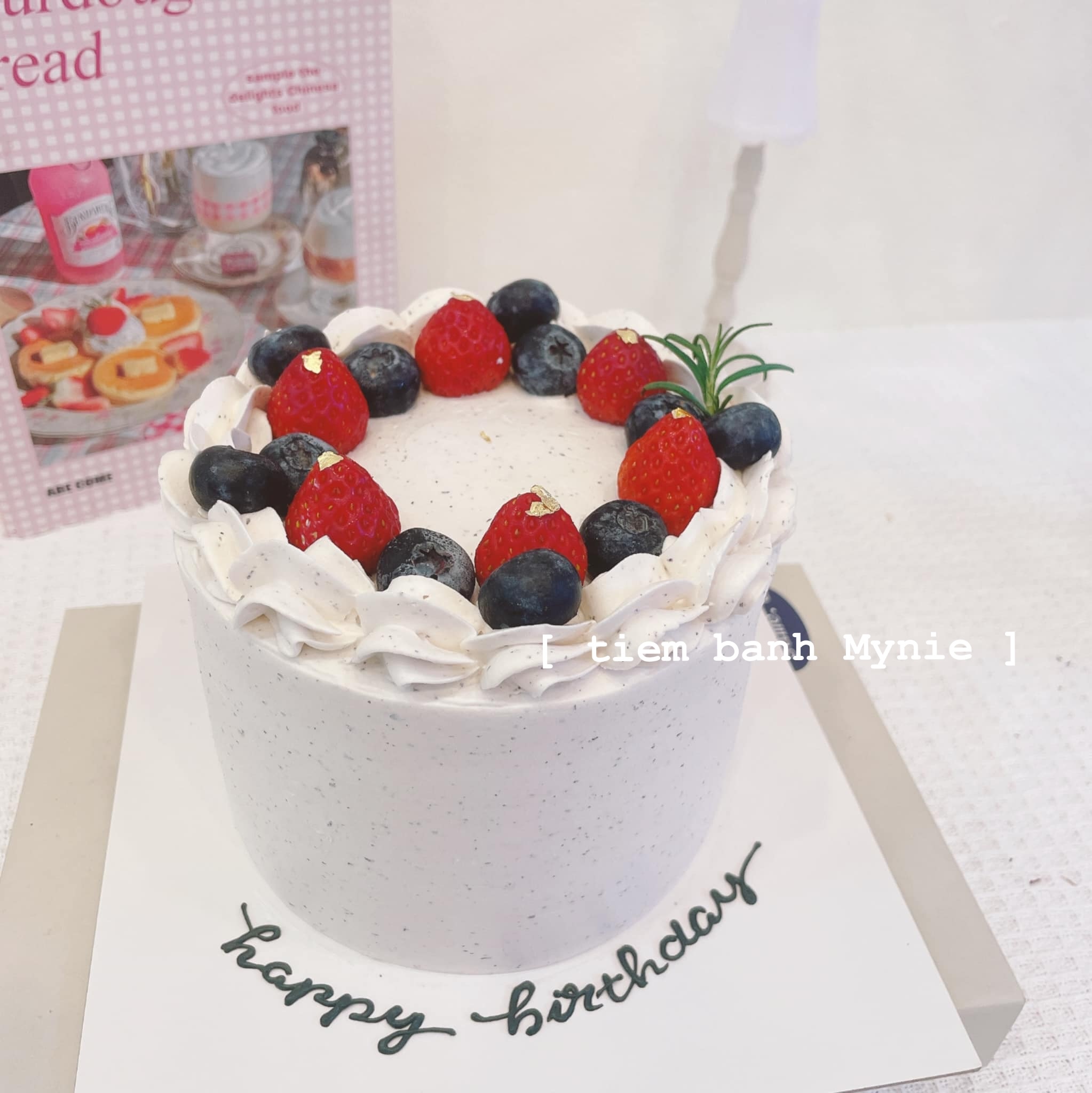 Bánh kem trang trí dâu tây mix việt quất TT0018