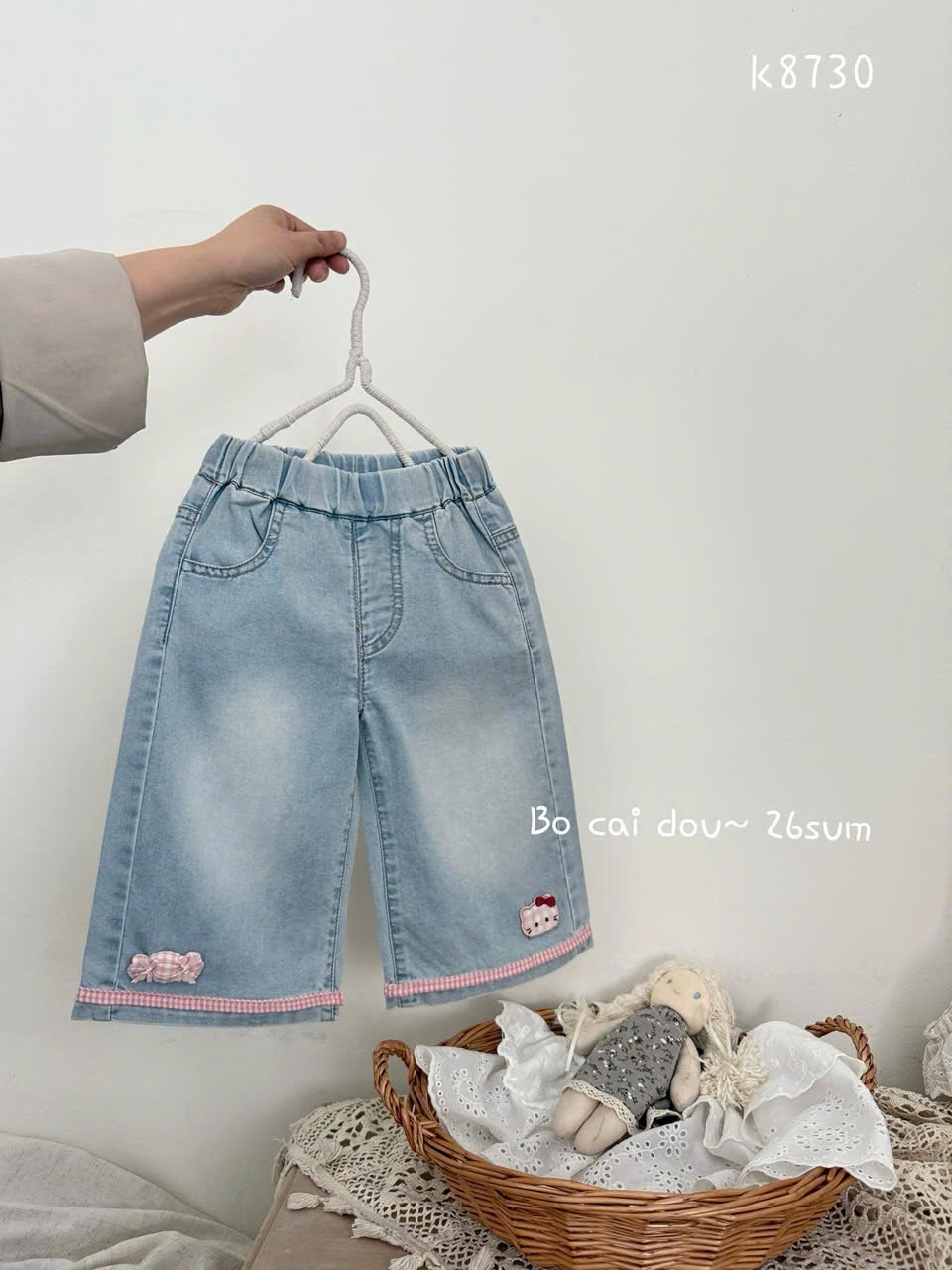 BD06 - Quần bò ống xuông gấu viền caro đỏ thêu kitty hãng BD