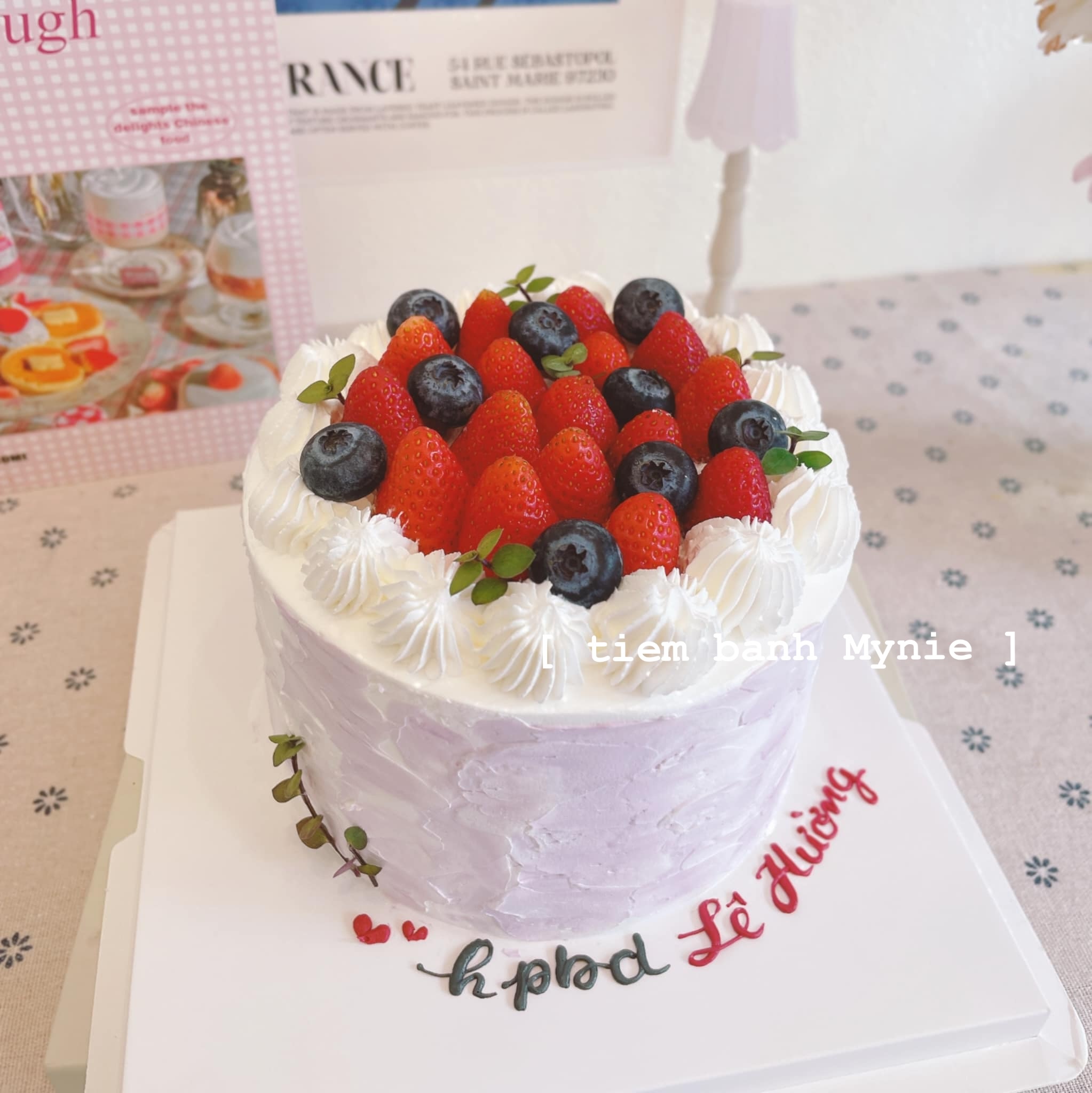 Bánh kem trang trí dâu tây mix việt quất TT0012