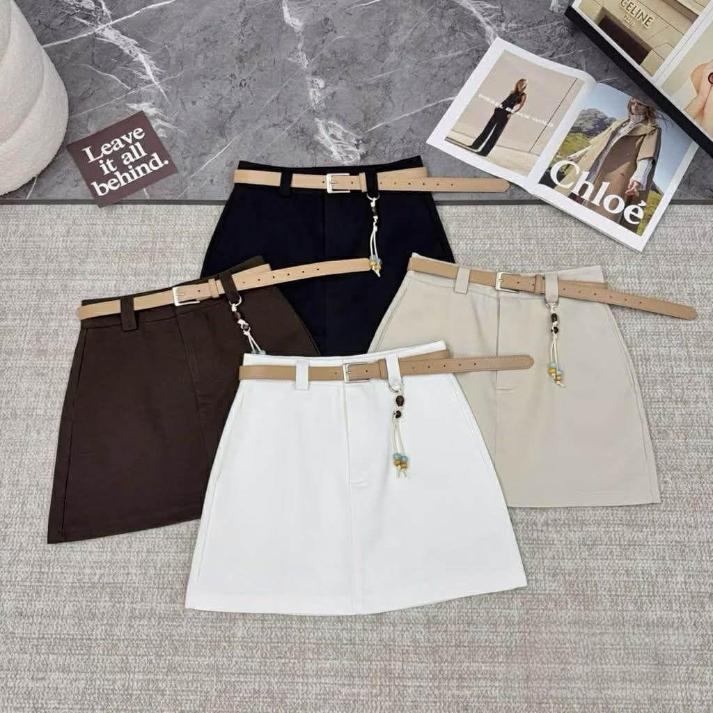 Lucas - Chân váy mini dáng ngắn bổ túi  + belt da be + charm xanh vàng