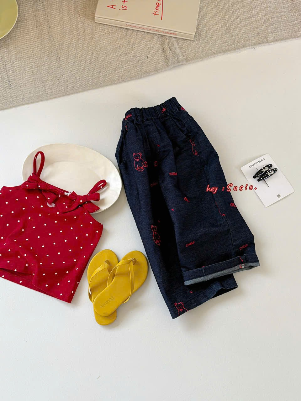 HS24 - Quần bò óng xuông màu xanh sẫm thêu gấu hãng Hey Susie