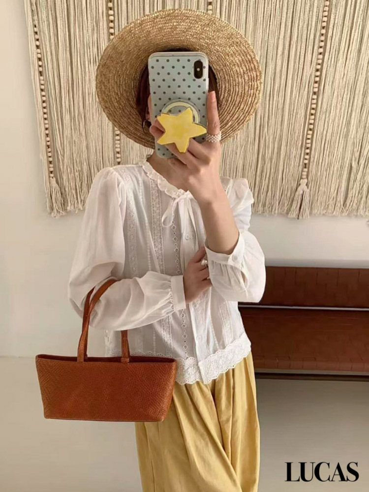 Áo sơ mi thô thêu cài cúc dài tay gấu ngang cổ bèo, buộc nơ