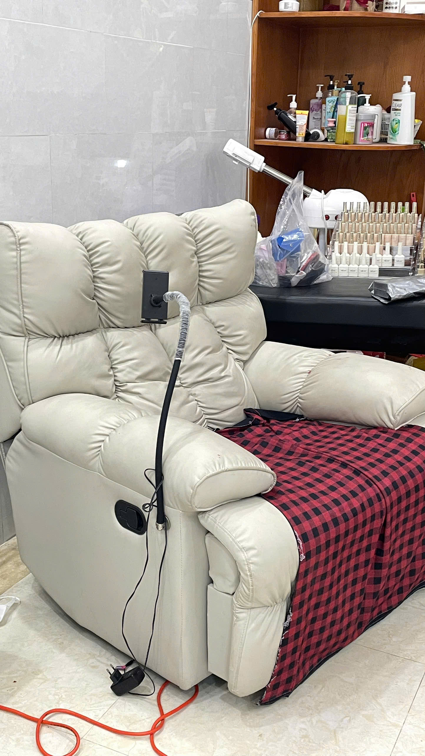 Sofa vải da, da lộn dính sơn móng nên xử lý như thế nào?